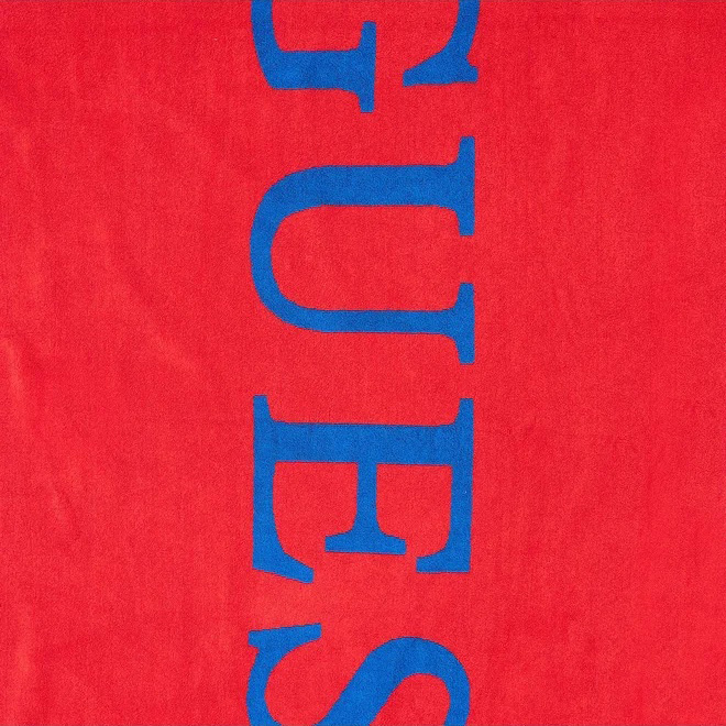 Toalha vermelha com letras azuis verticais que dizem GUEST