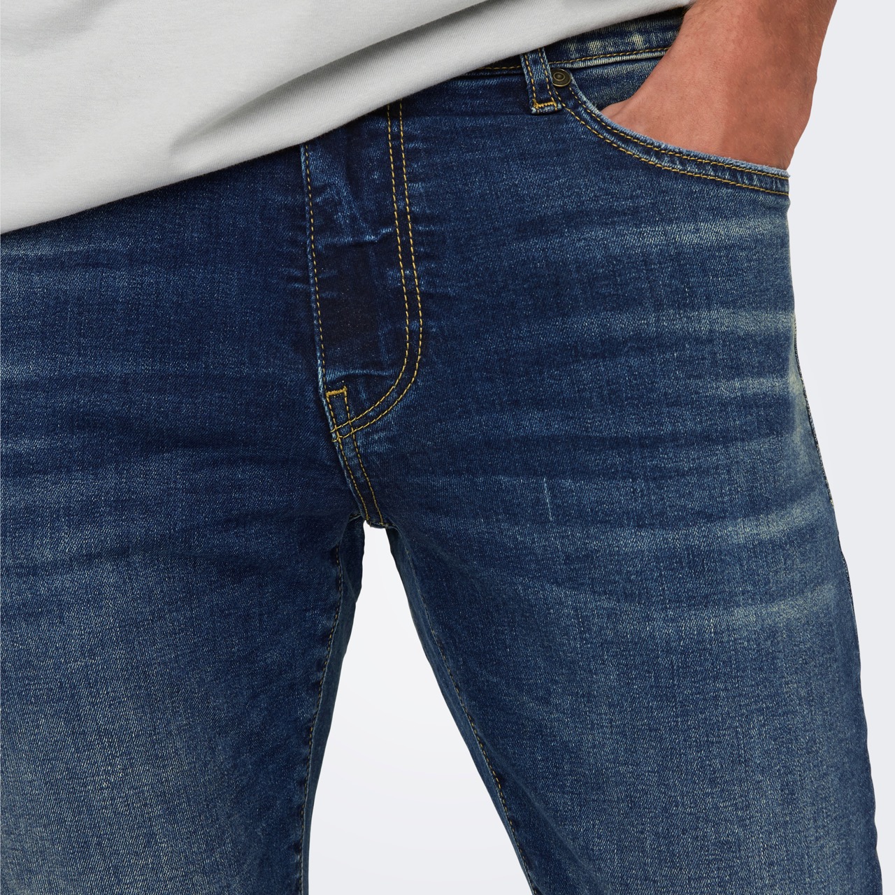 Calças jeans azuis escuros com bolso direito com mão dentro