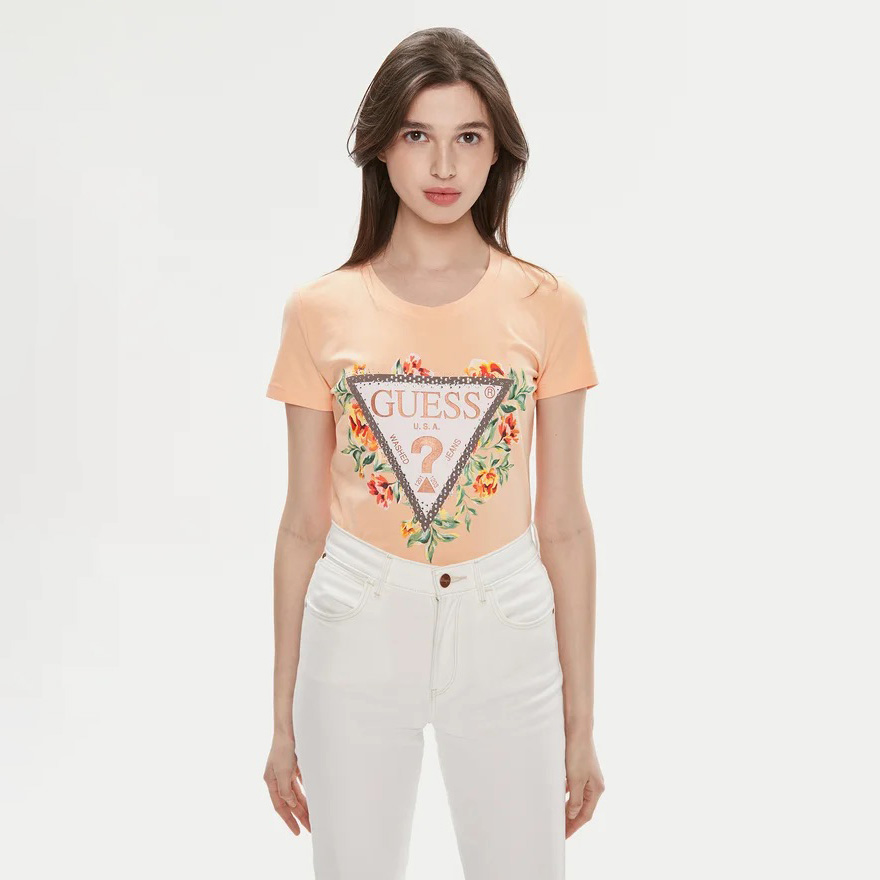 T-shirt pêssego GUESS com flores e calças brancas