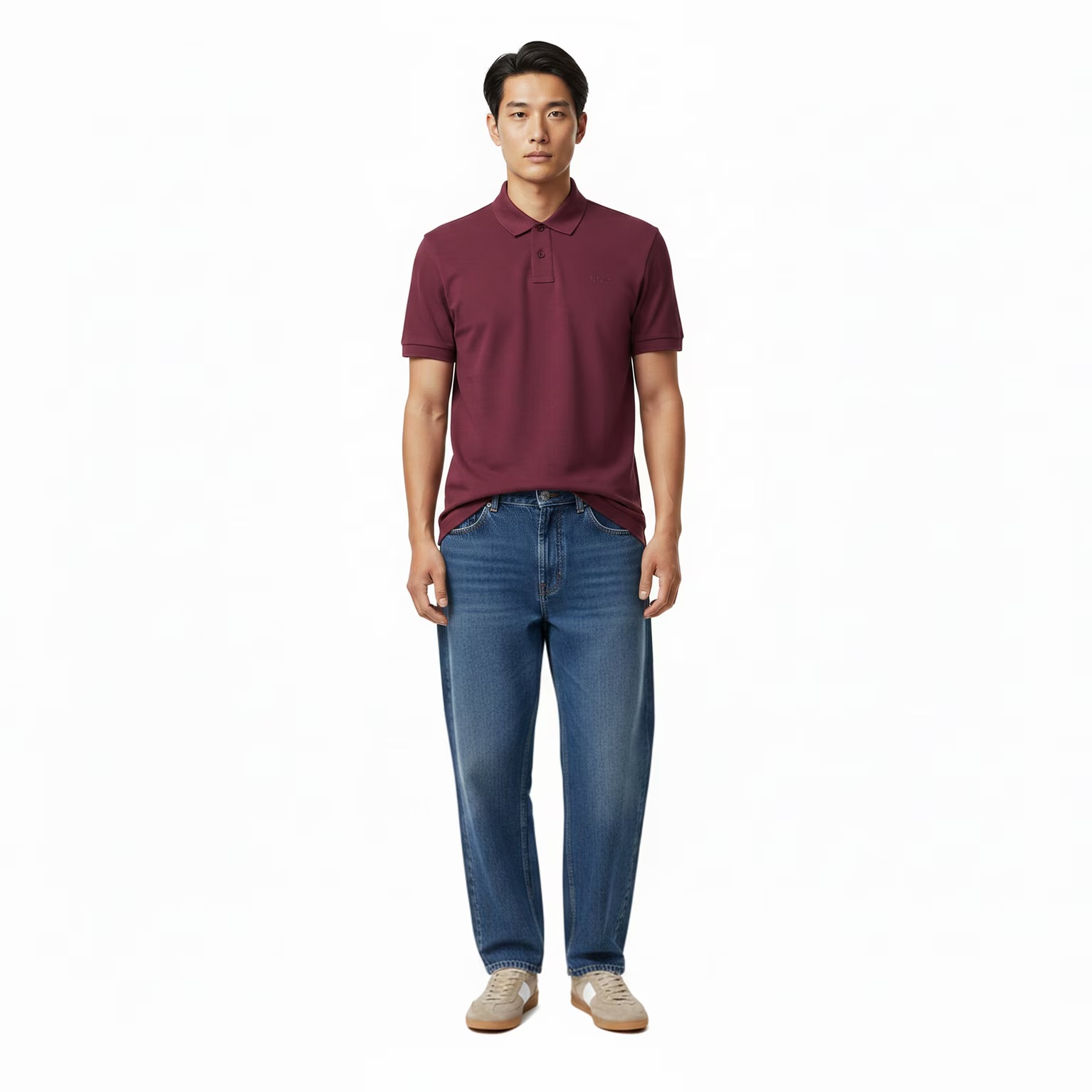 Homem com polo bordô, jeans azul e ténis bege