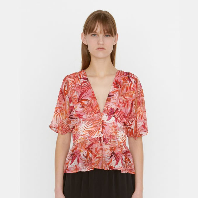 Blusa feminina vermelha com padrão floral e decote em V