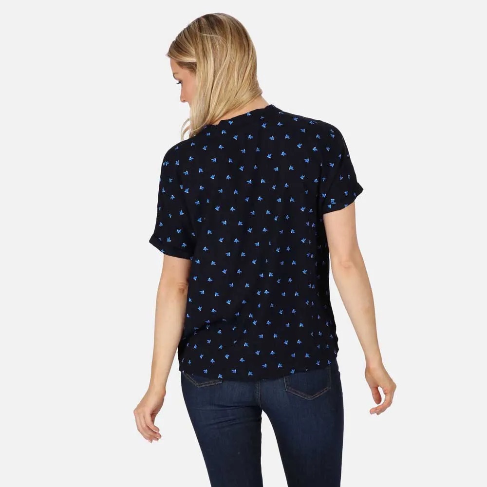 Blusa preta com pequenas flores azuis vista de costas