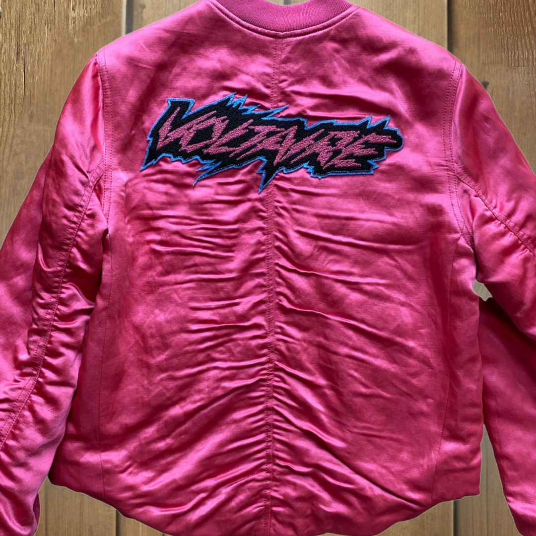 Casaco rosa com texto bordado VOLCOM nas costas