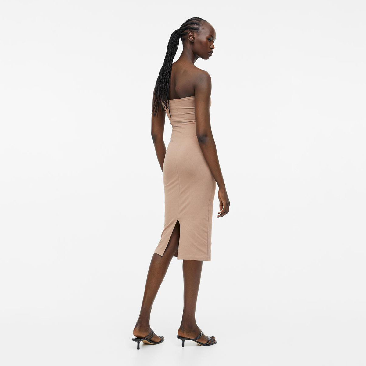 Vestido midi justo cor de pele com racha nas costas em fundo branco