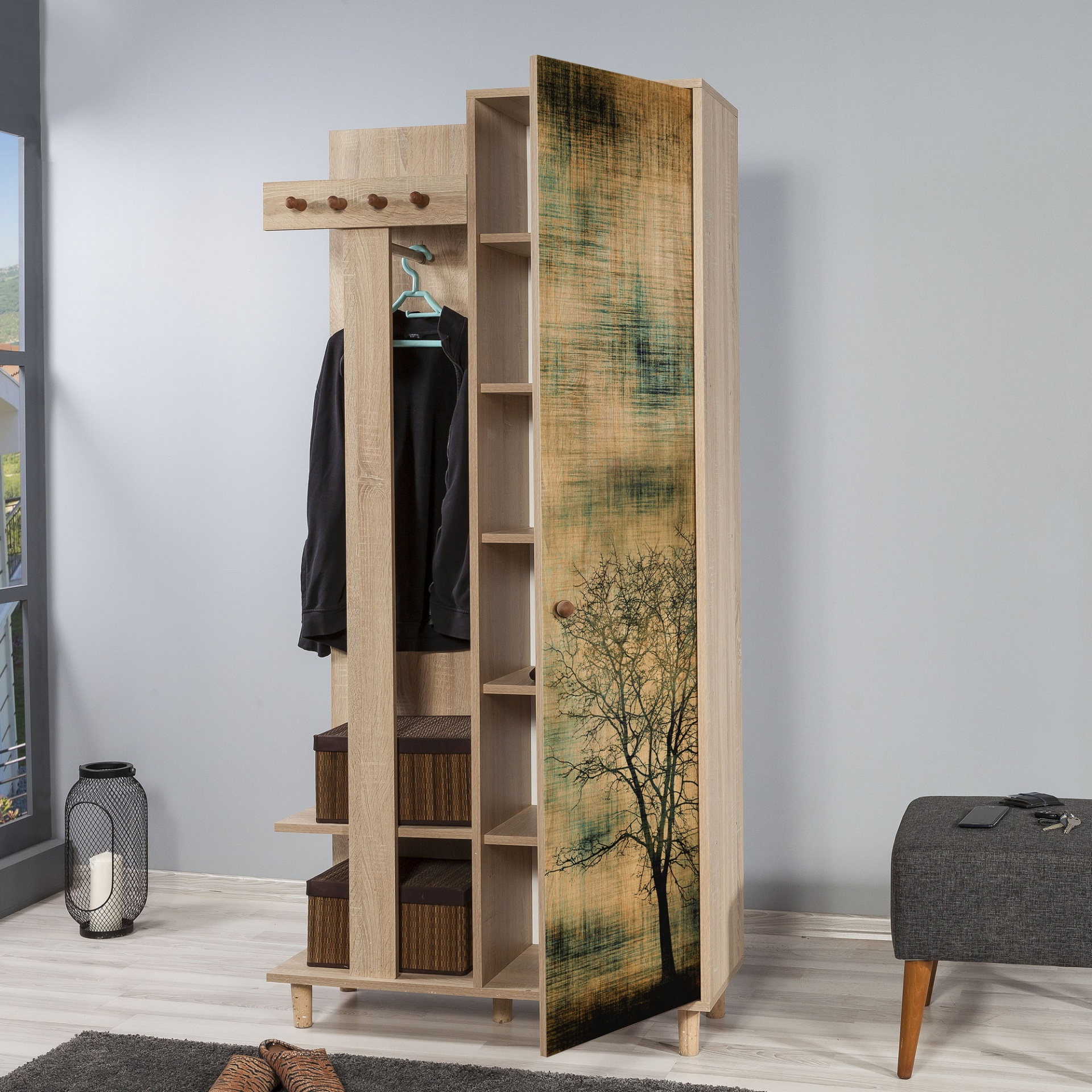 Móvel de entrada em madeira clara com cabide, prateleiras e porta decorada