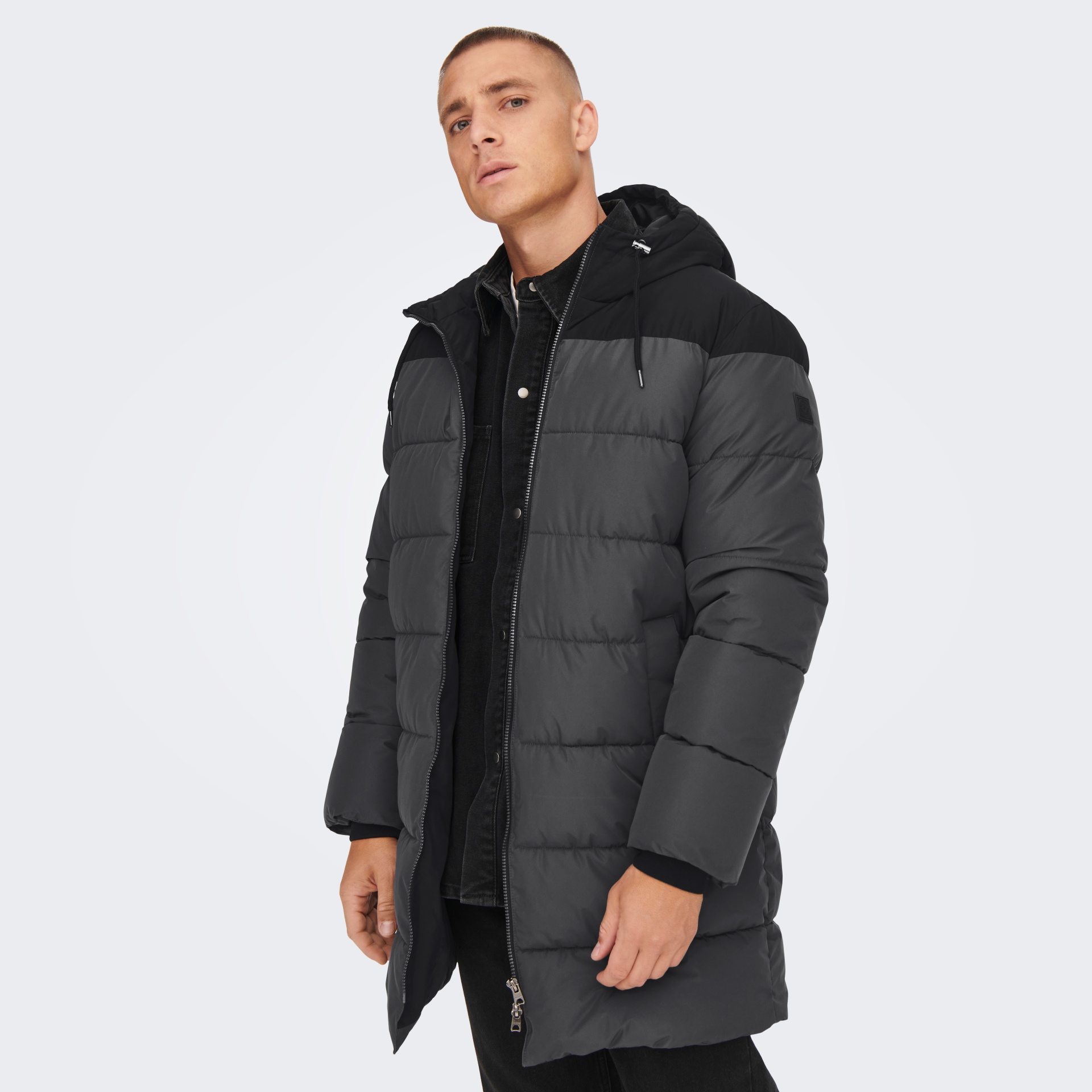 Casaco acolchoado masculino cinza com capuz preto