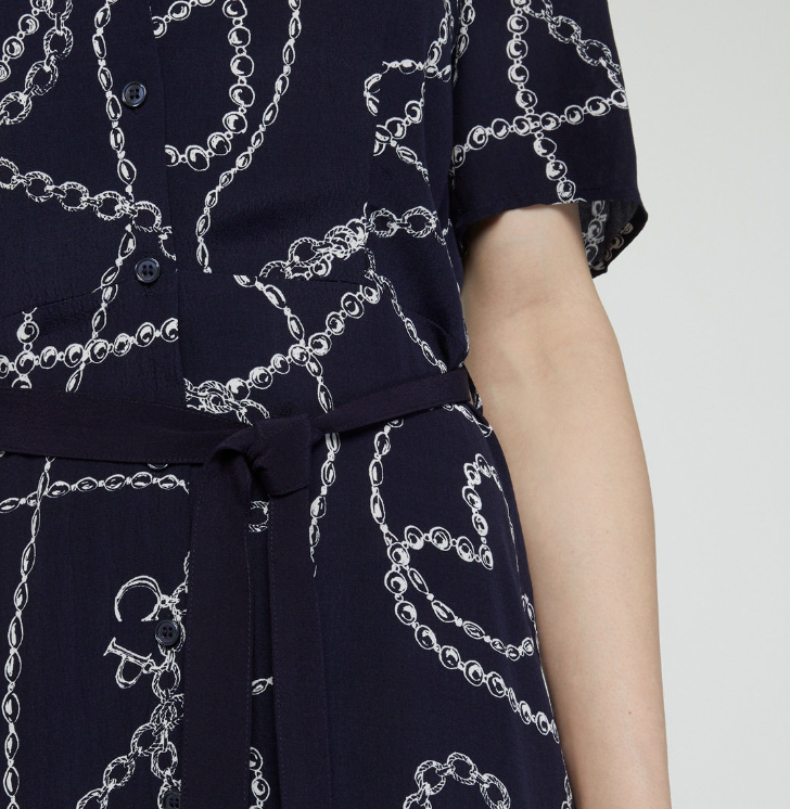 Vestido azul escuro com padrão de correntes brancas e cinto