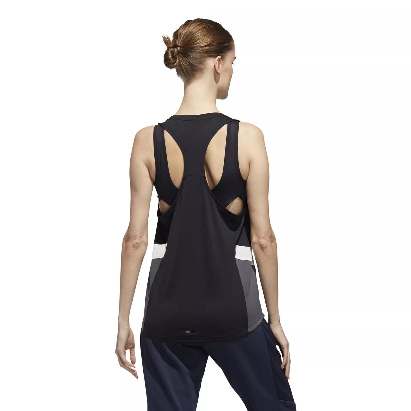 Regata preta de desporto com recortes nas costas