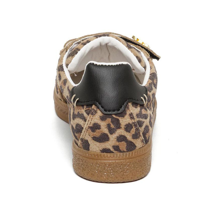 Ténis com padrão animal print castanho e preto visto da parte traseira