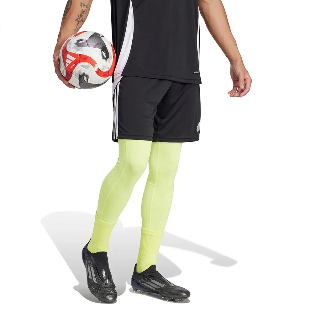 Homem com equipamento desportivo e bola de futebol