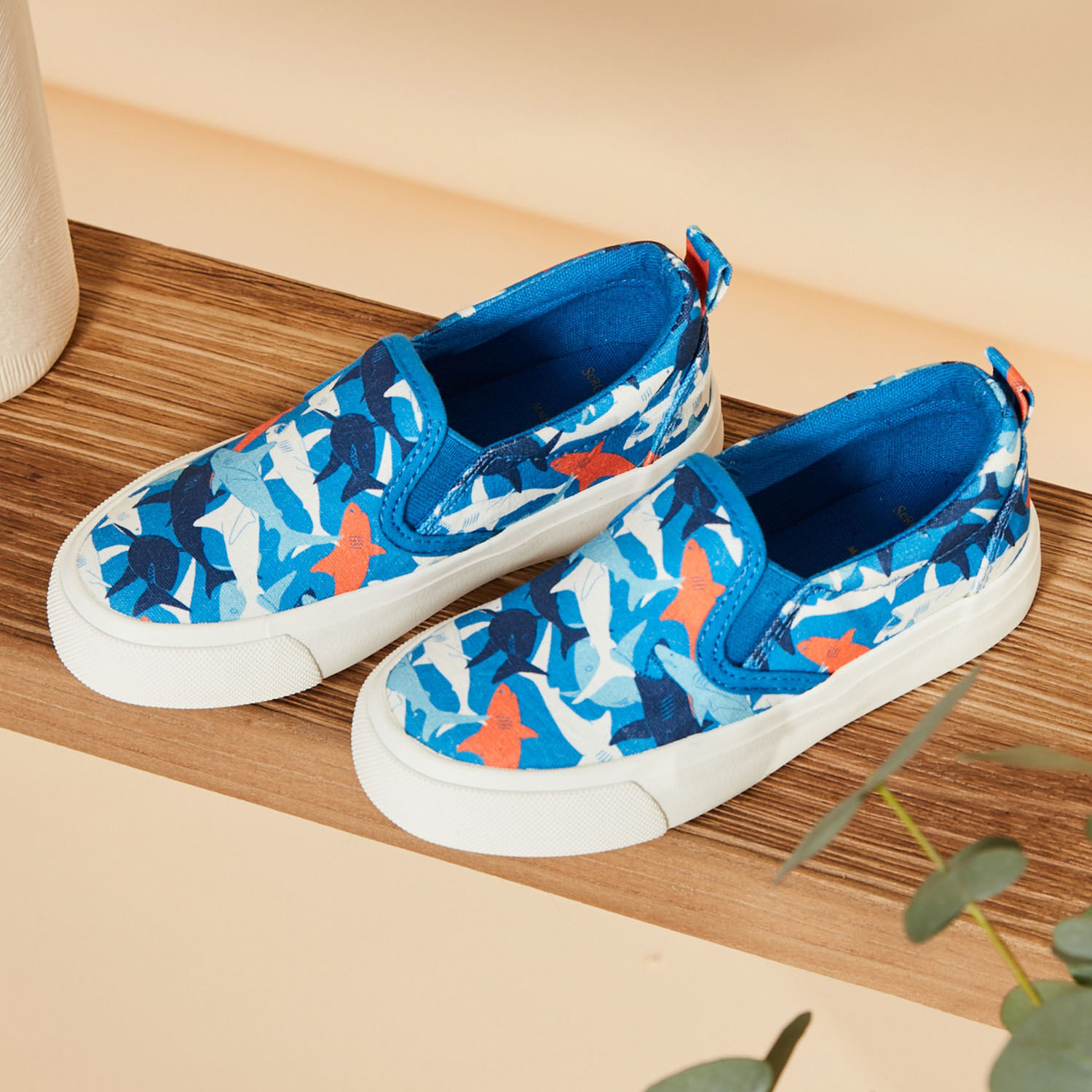 Sapatilhas infantis azuis com padrão de peixes e sola branca