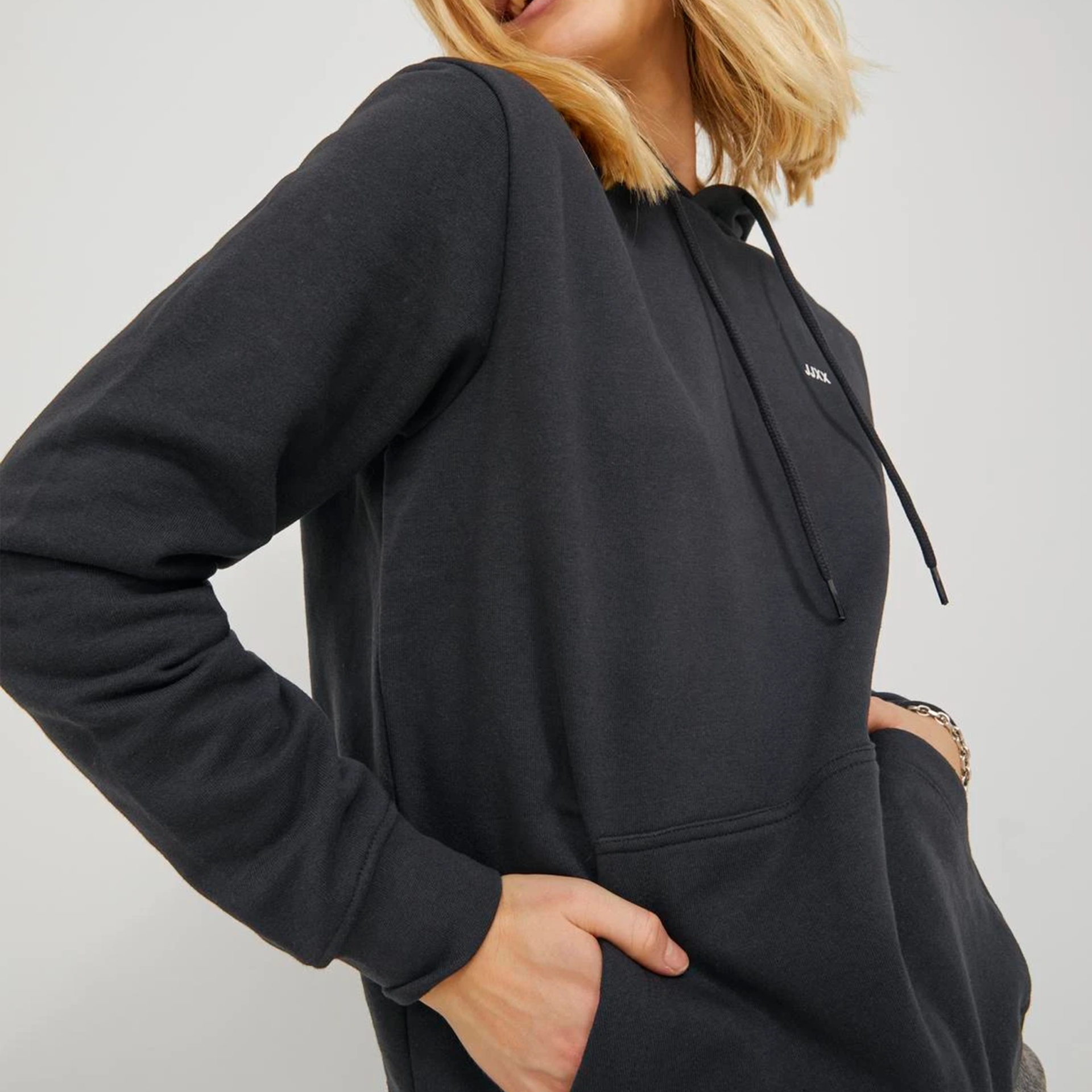 Hoodie preto com capuz e texto ADÉL no peito