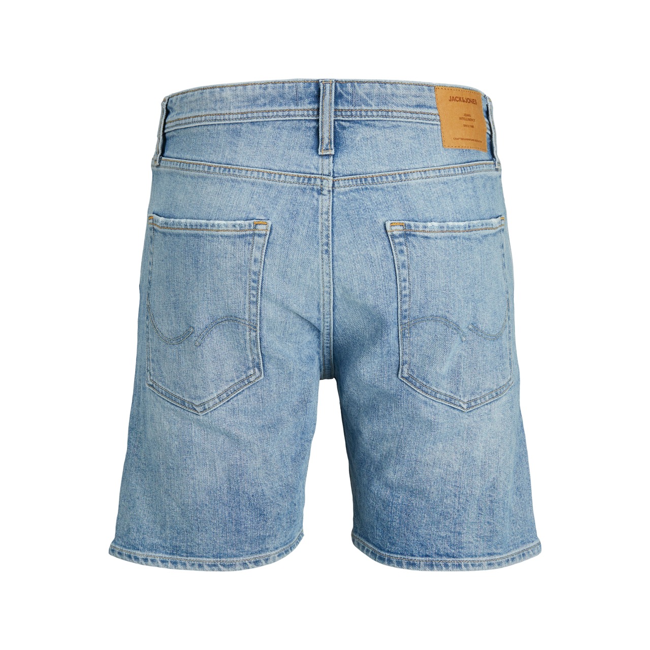 Calções de ganga azul claro com bolsos traseiros e etiqueta na cintura.