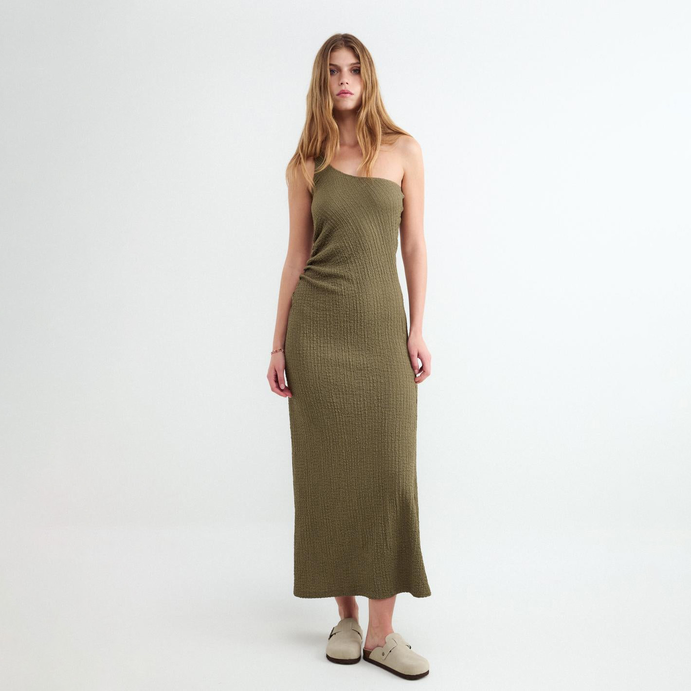 Vestido longo verde oliva texturizado de um ombro só