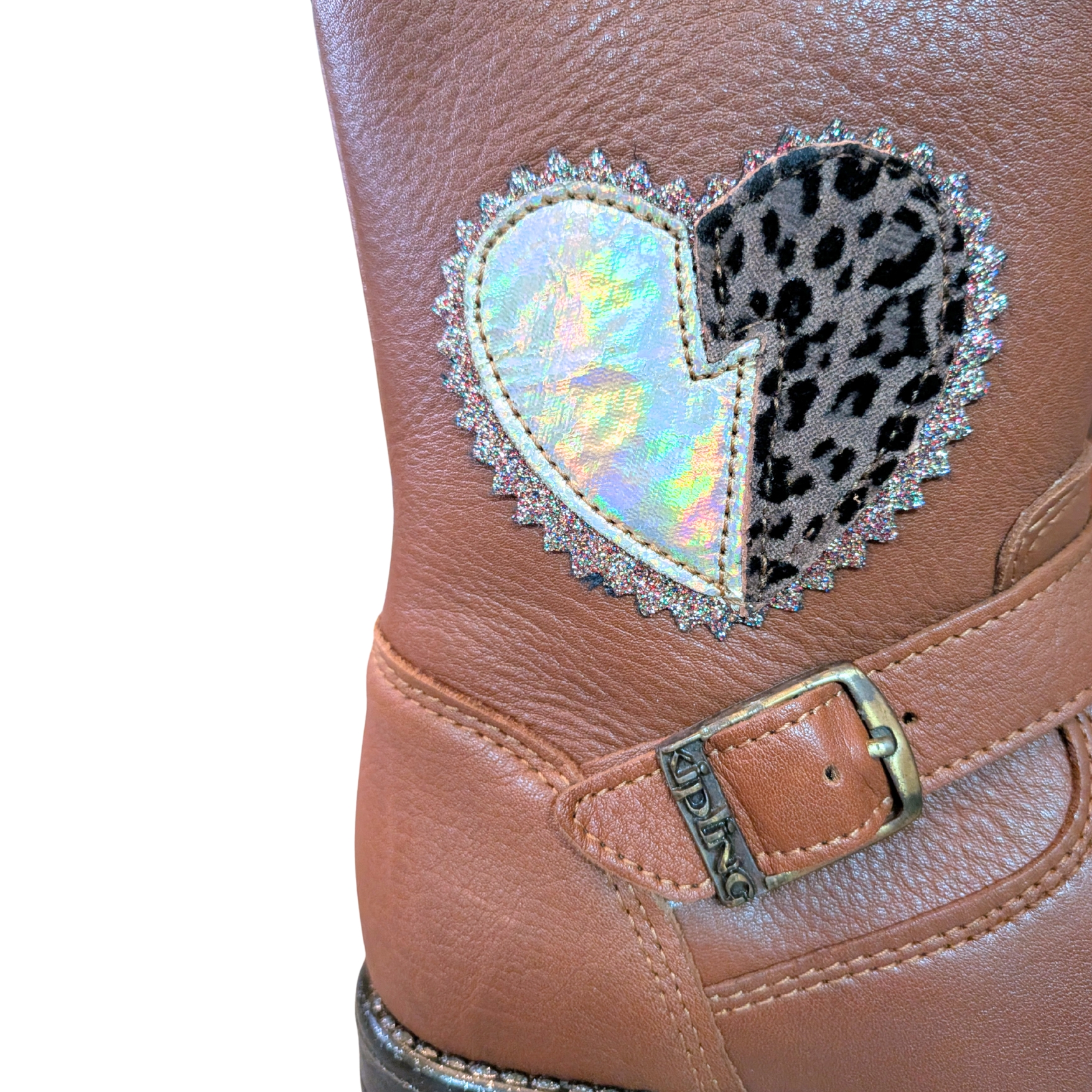 Botim castanho com cinto e fivela KIPLING e coração em padrão leopardo e holográfico