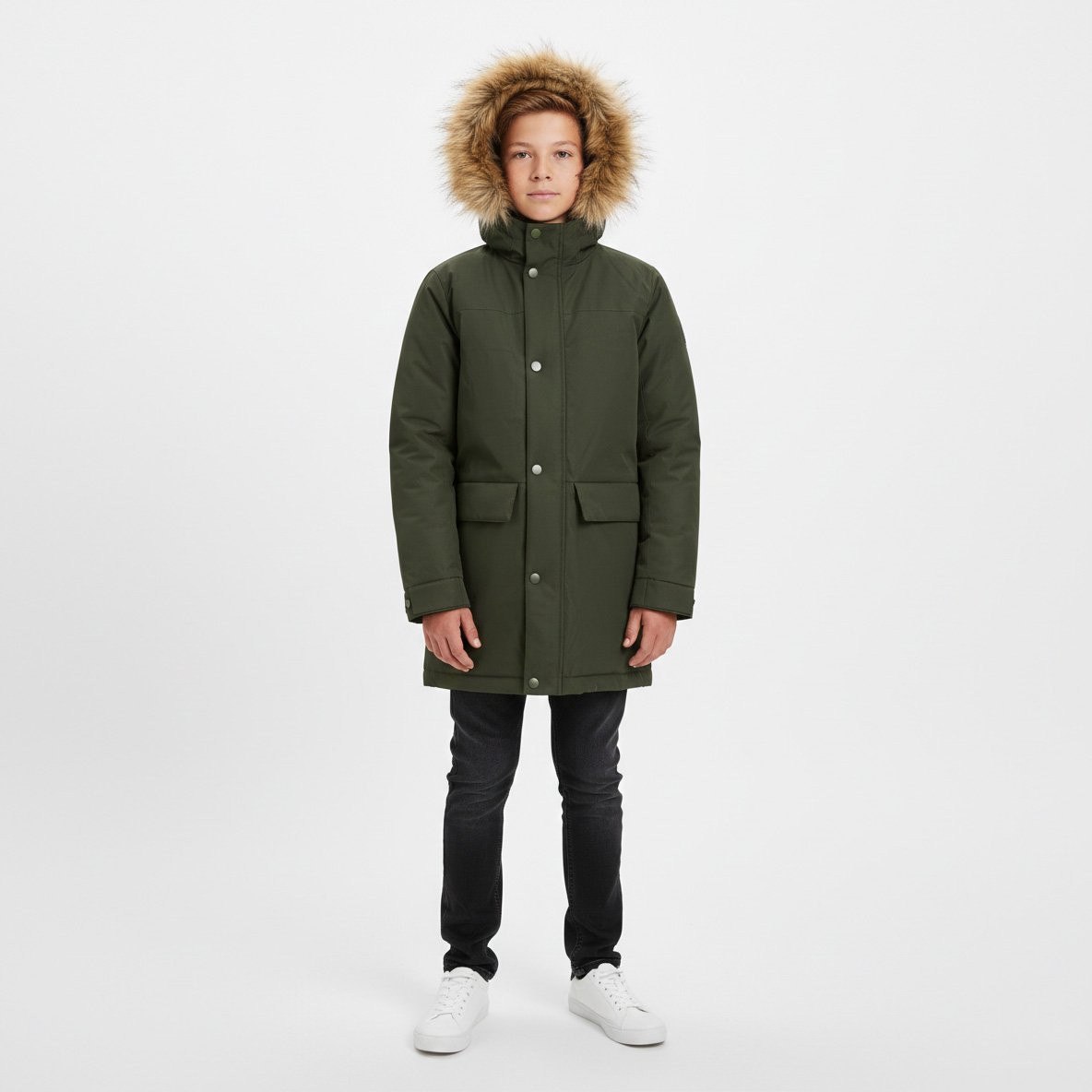 Criança com casaco parka verde escuro com capuz de pelo castanho