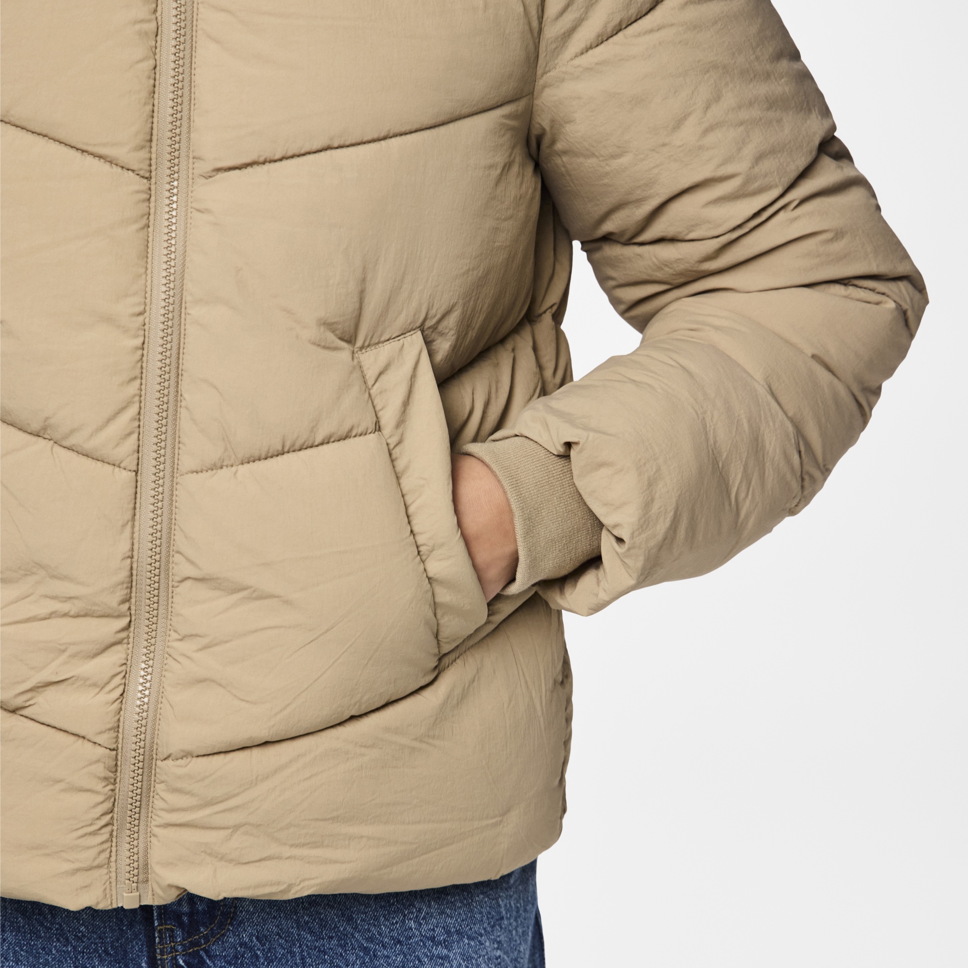 Parka acolchoada bege com bolso lateral e punho canelado