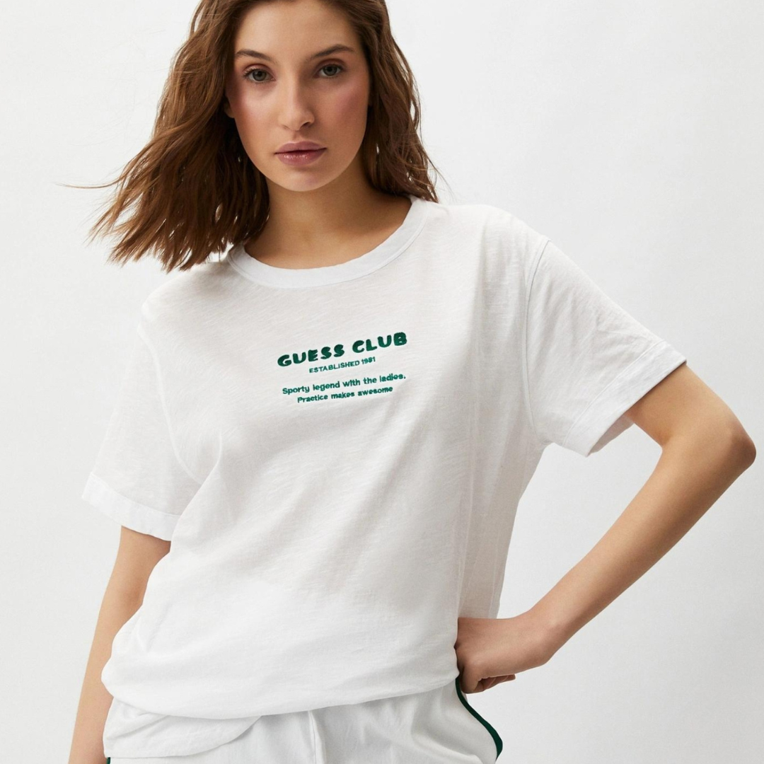 T-shirt branca com texto verde GUESS CLUB ESTABLISHED 1981