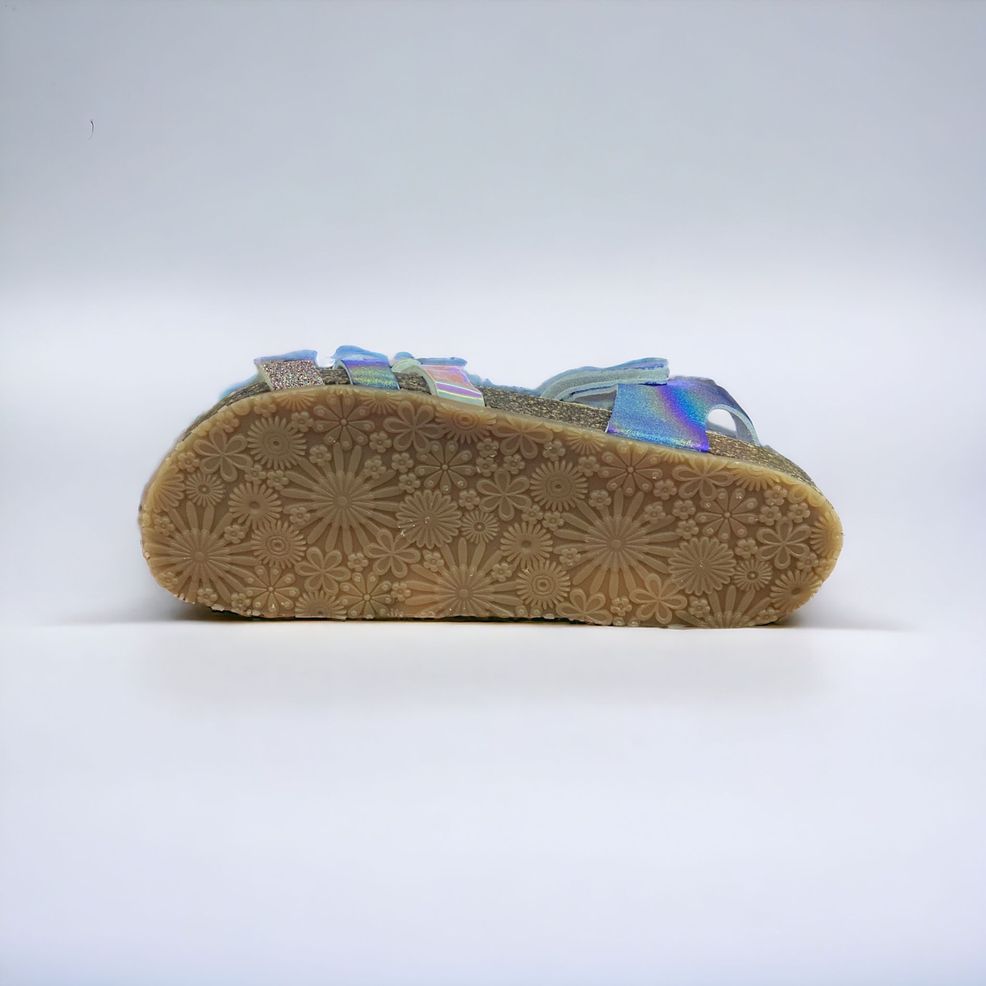 Sandália com sola texturizada floral e tiras cintilantes multicoloridas