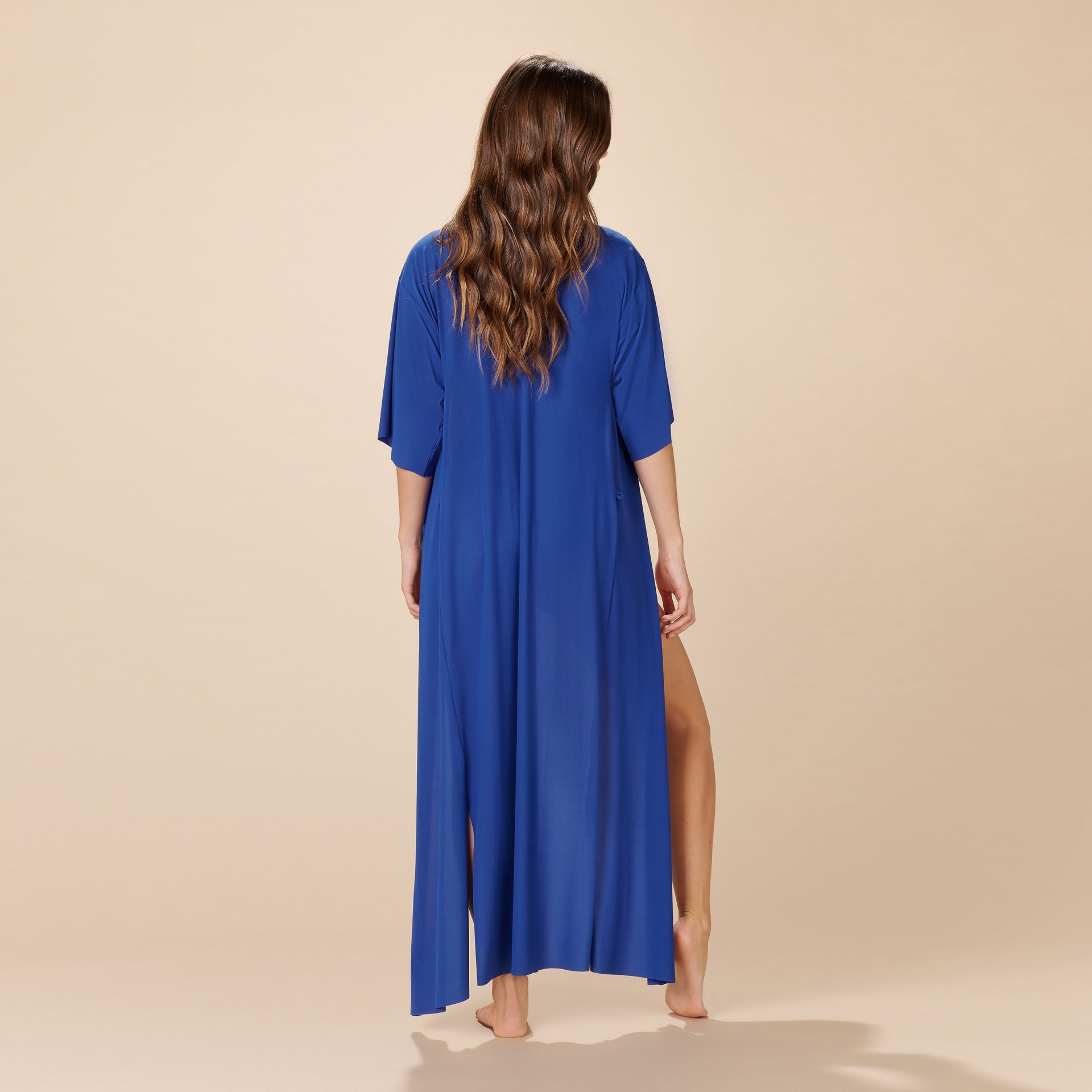 Vestido longo azul com mangas médias e corte na lateral