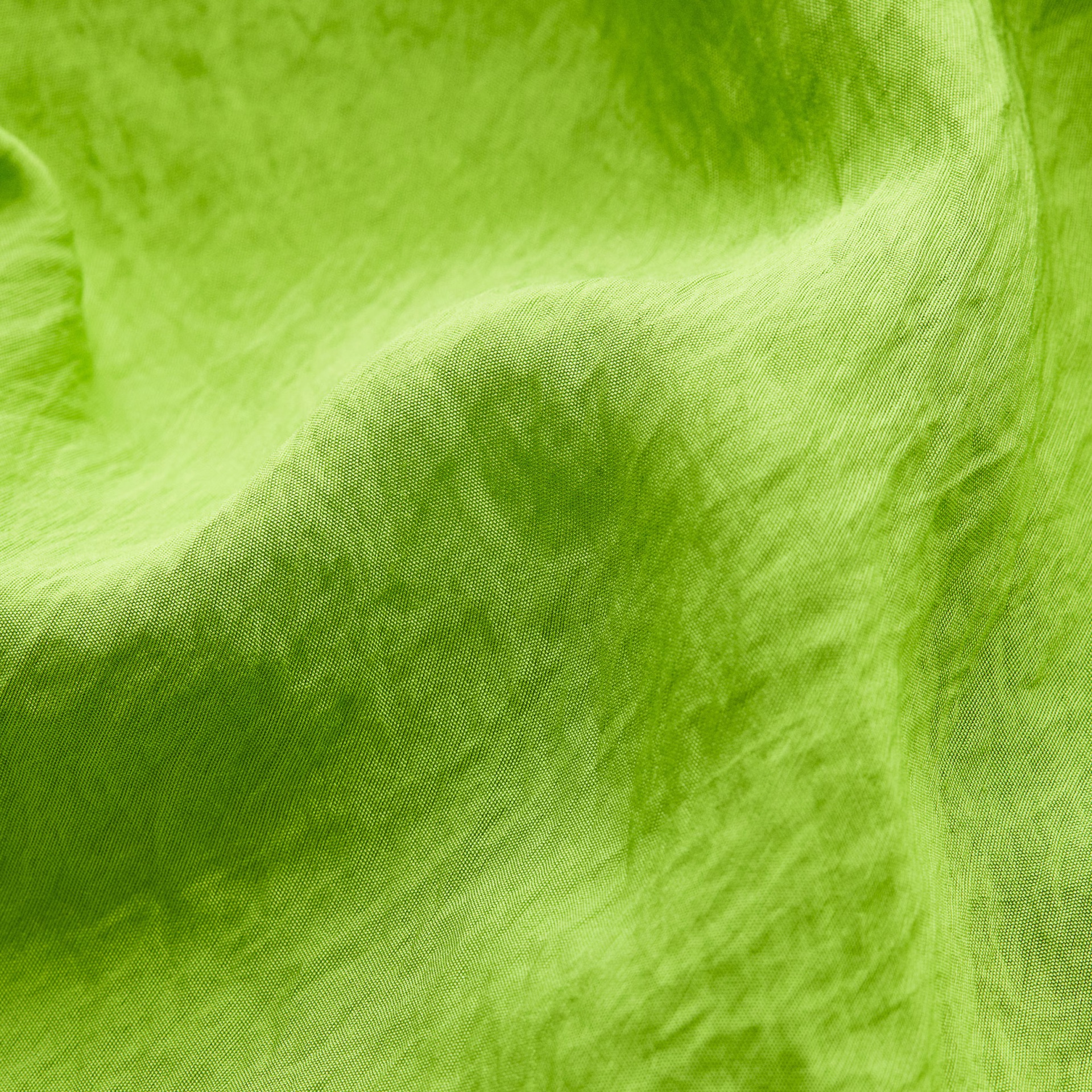 Tecido verde de algodão com textura fina e padrão liso