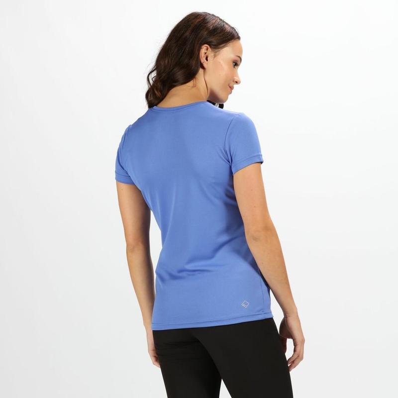 T-shirt feminina azul de manga curta vista de costas