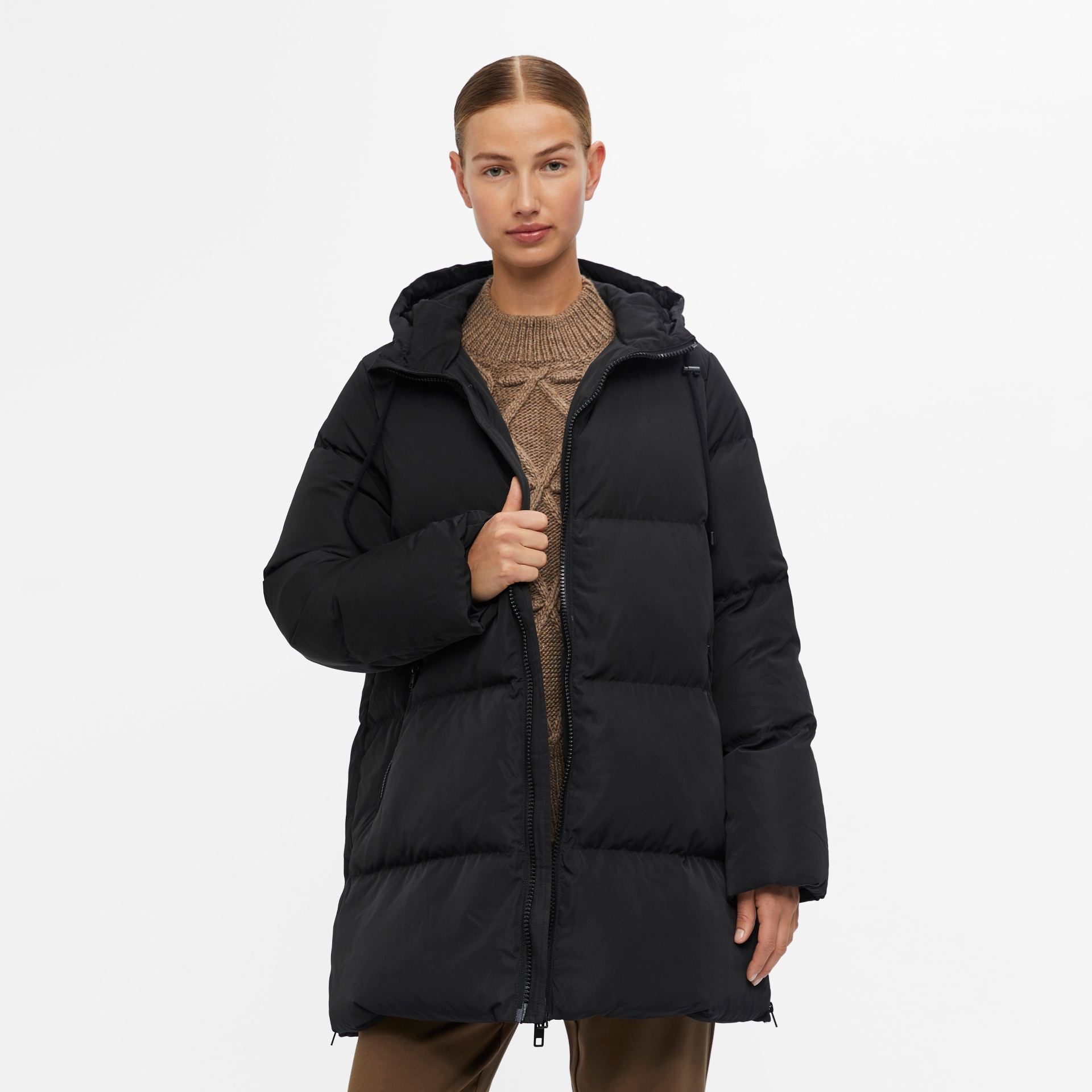 Casaco acolchoado preto com capuz e fecho de correr frontal