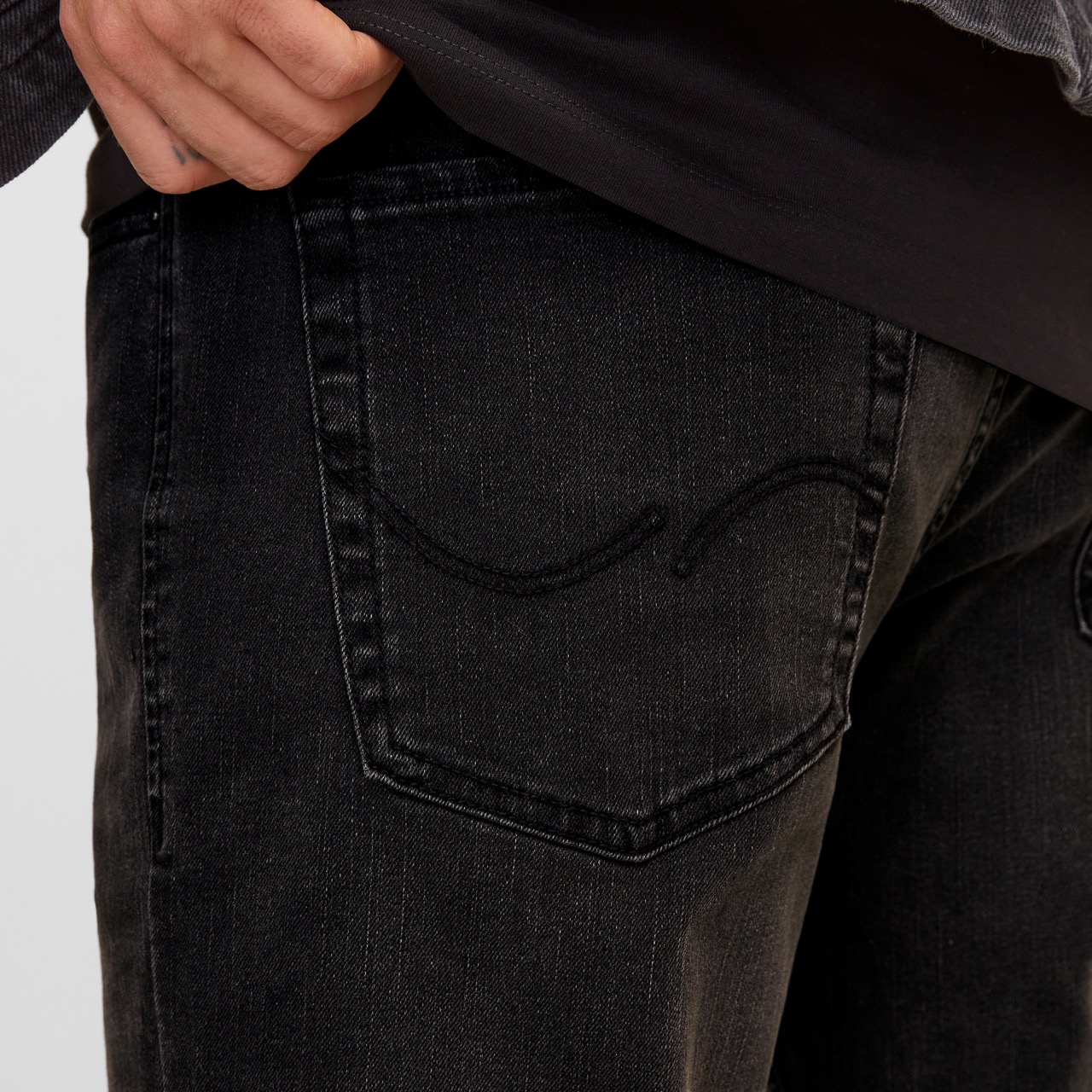 Calças de ganga pretas com bolso traseiro e costura decorativa