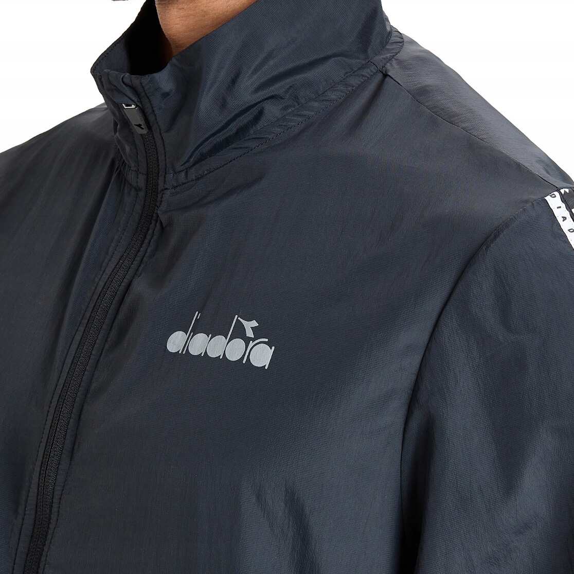 Casaco desportivo azul escuro com logótipo diadora branco e fecho zíper.