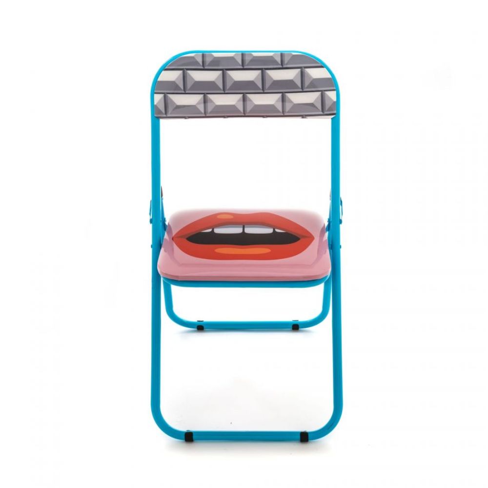 Cadeira dobrável azul com assento com desenho de boca e encosto com padrão geométrico