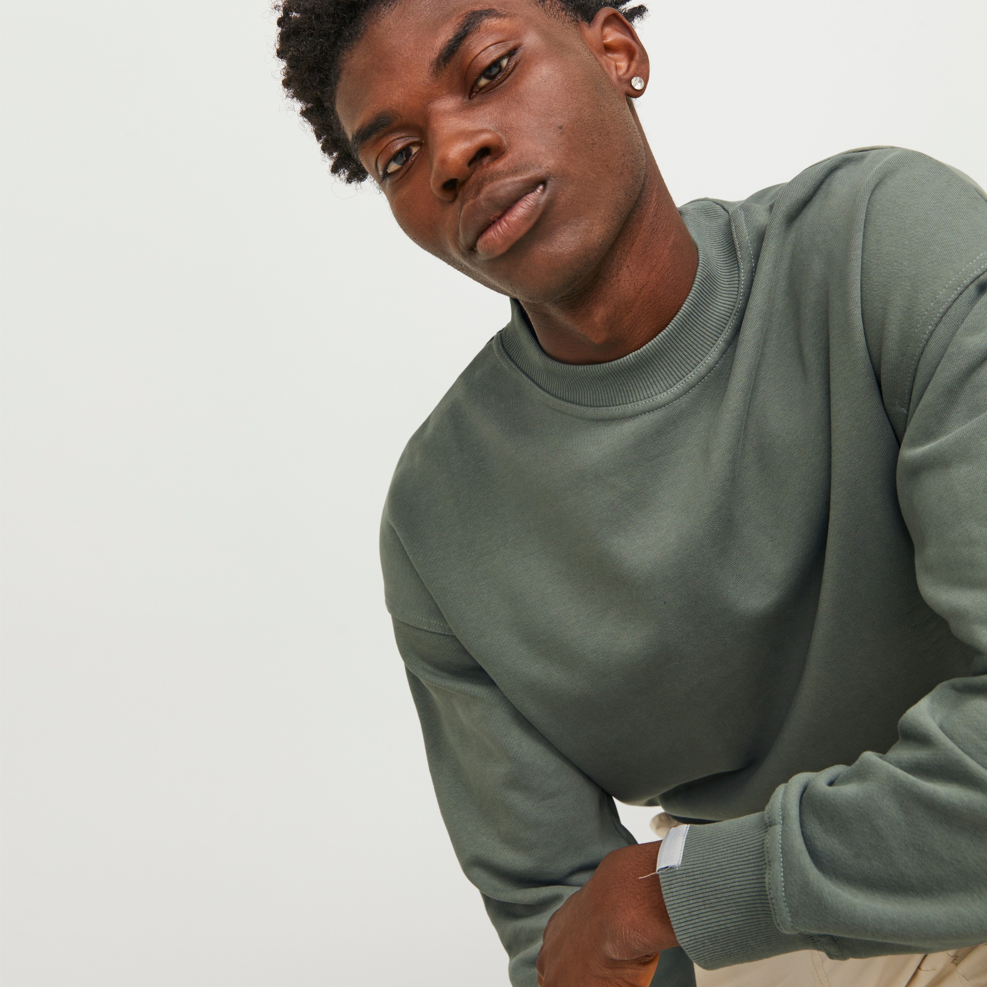 Sweat-shirt verde-oliva de homem, gola redonda, punhos canelados, fundo branco