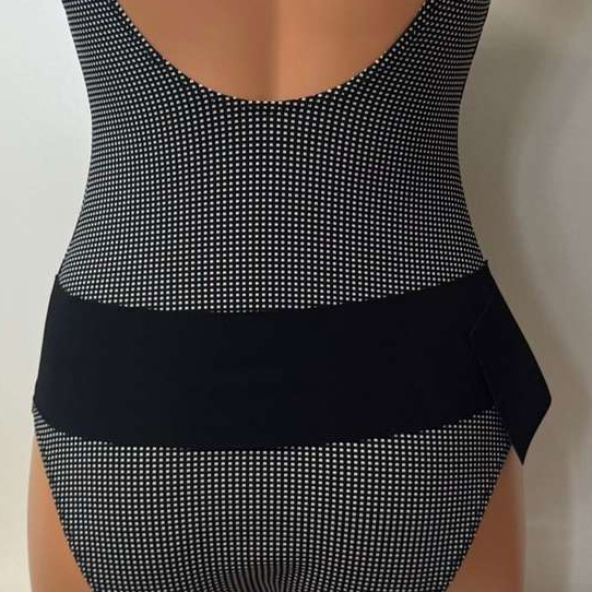 Fato de banho preto com padrão branco e faixa preta na cintura