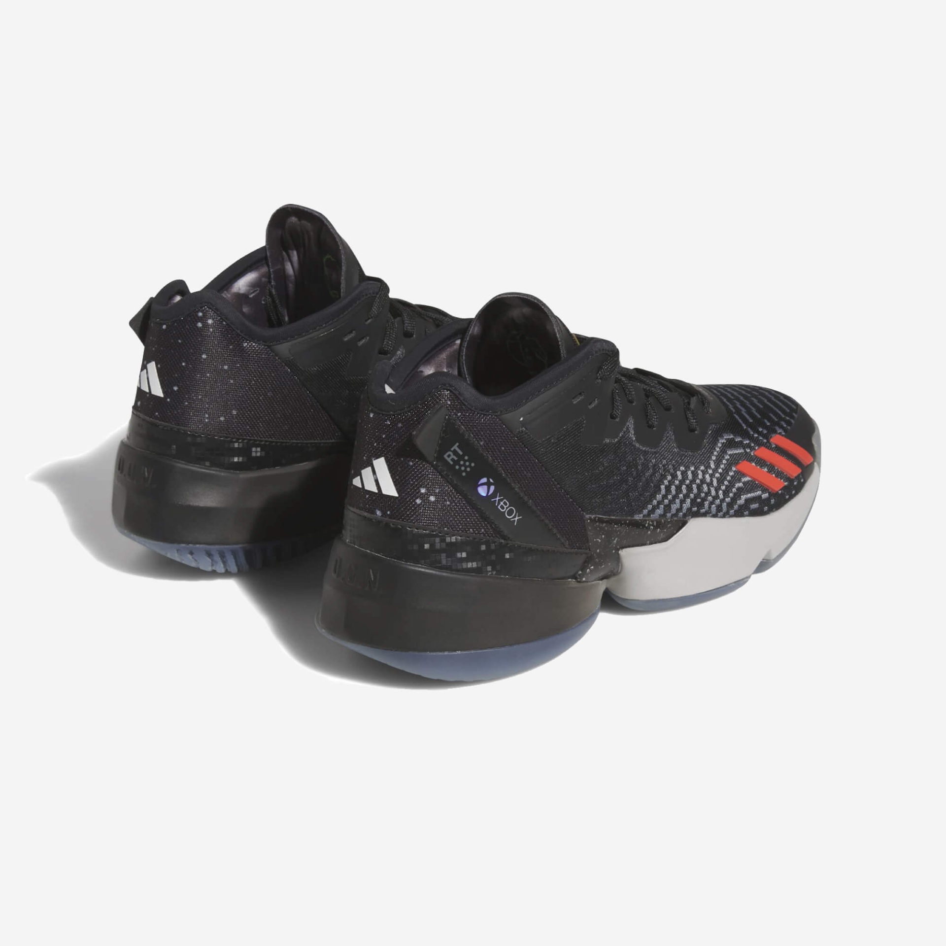 Ténis desportivos pretos com detalhes cinza e vermelho e logos Adidas e Xbox