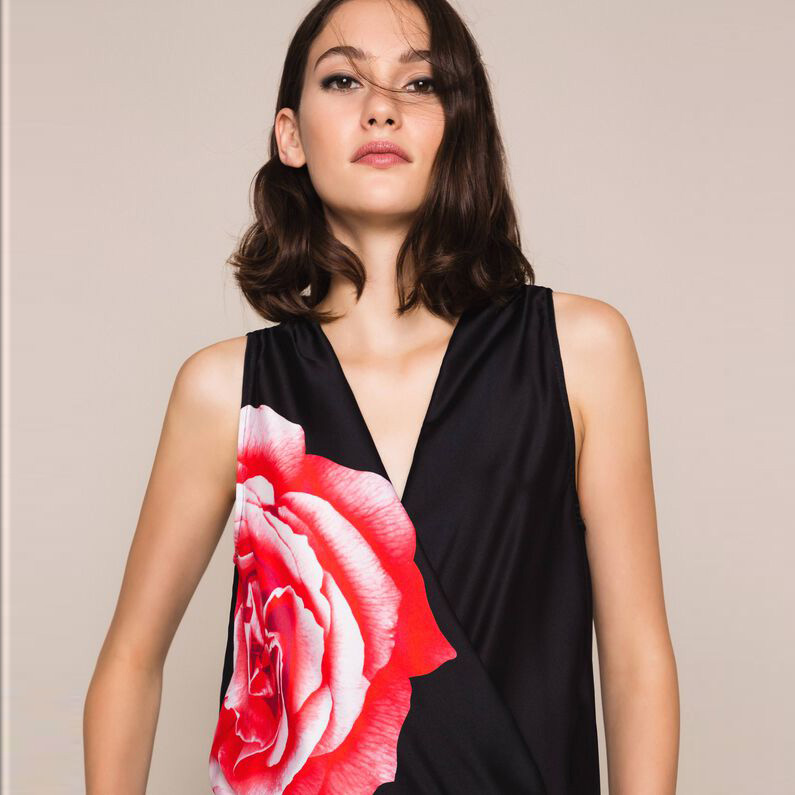 Vestido preto com estampa de flor vermelha grande