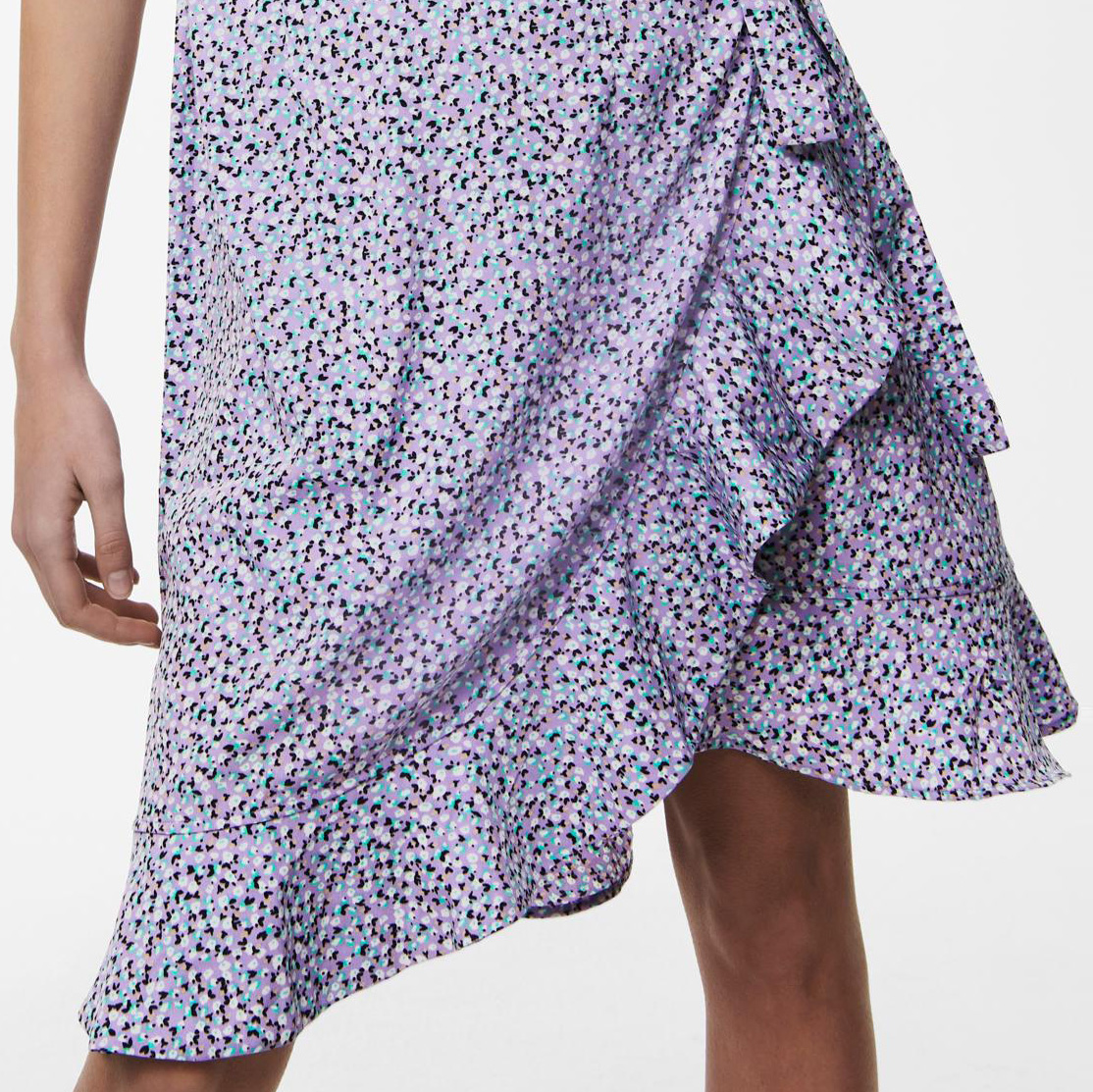 Saia feminina lilás com padrão floral e folhos laterais