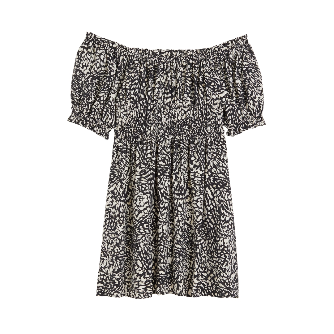 Vestido curto preto e branco com padrão abstrato e decote ombro a ombro