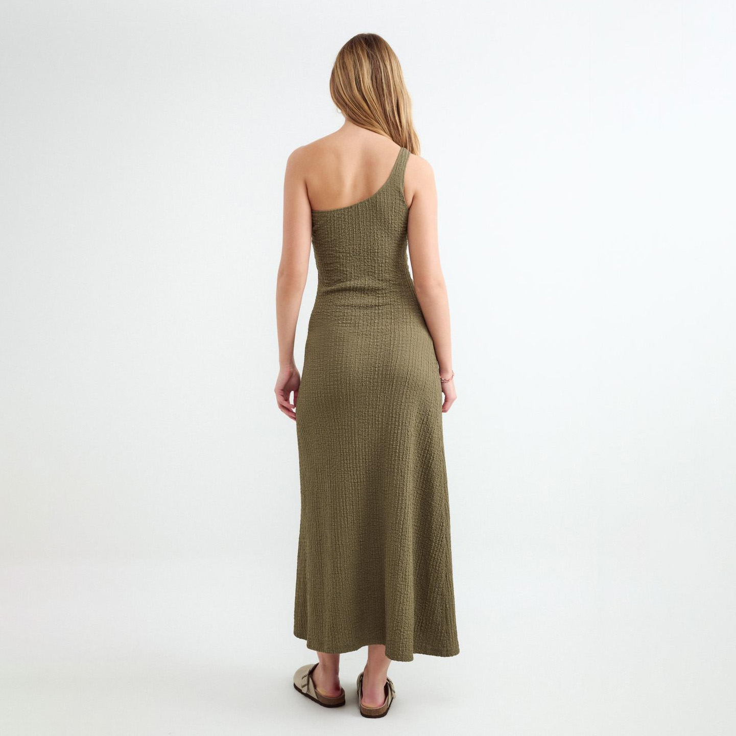 Vestido verde-oliva comprido de alça única visto de costas