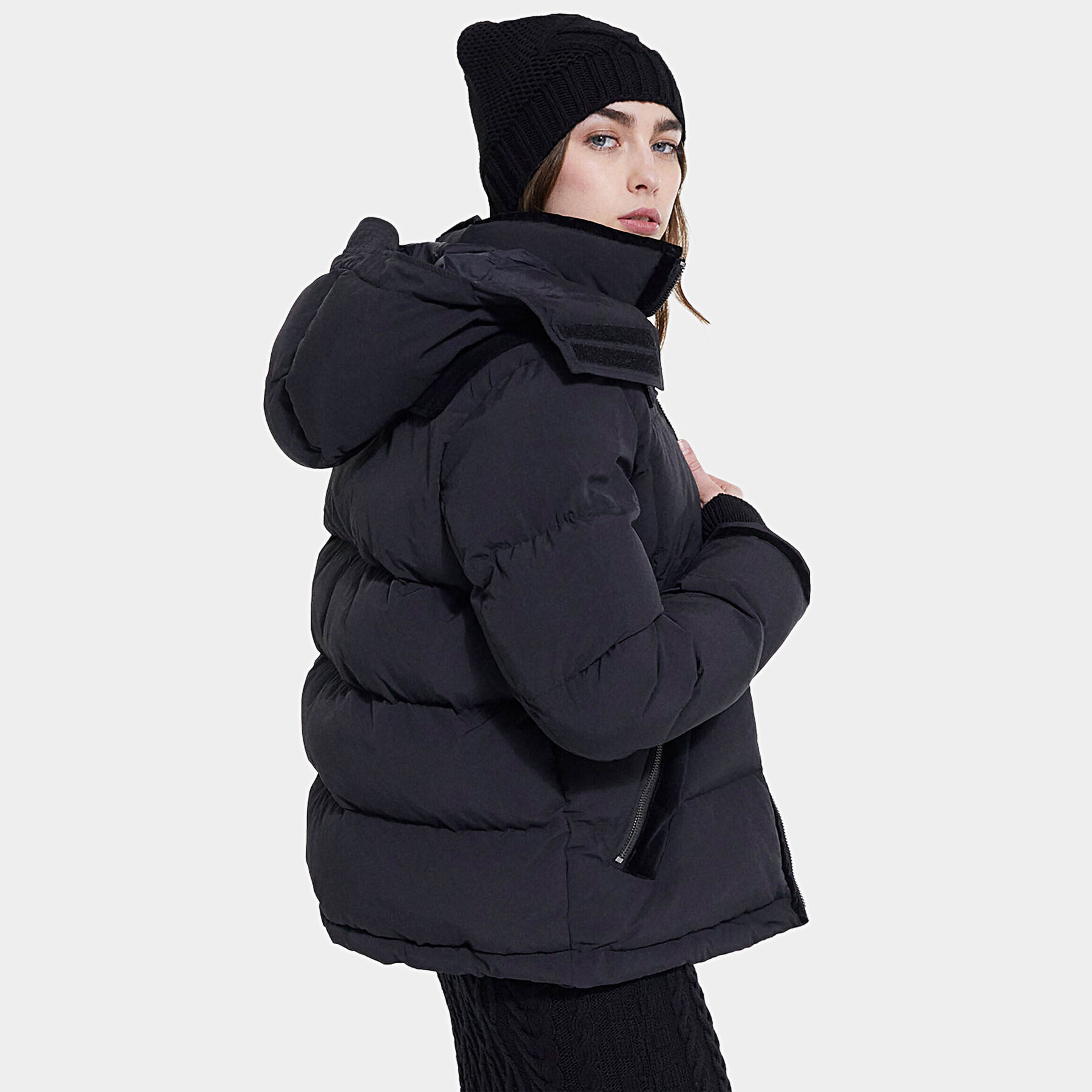 Casaco acolchoado preto com capuz e gorro preto de malha