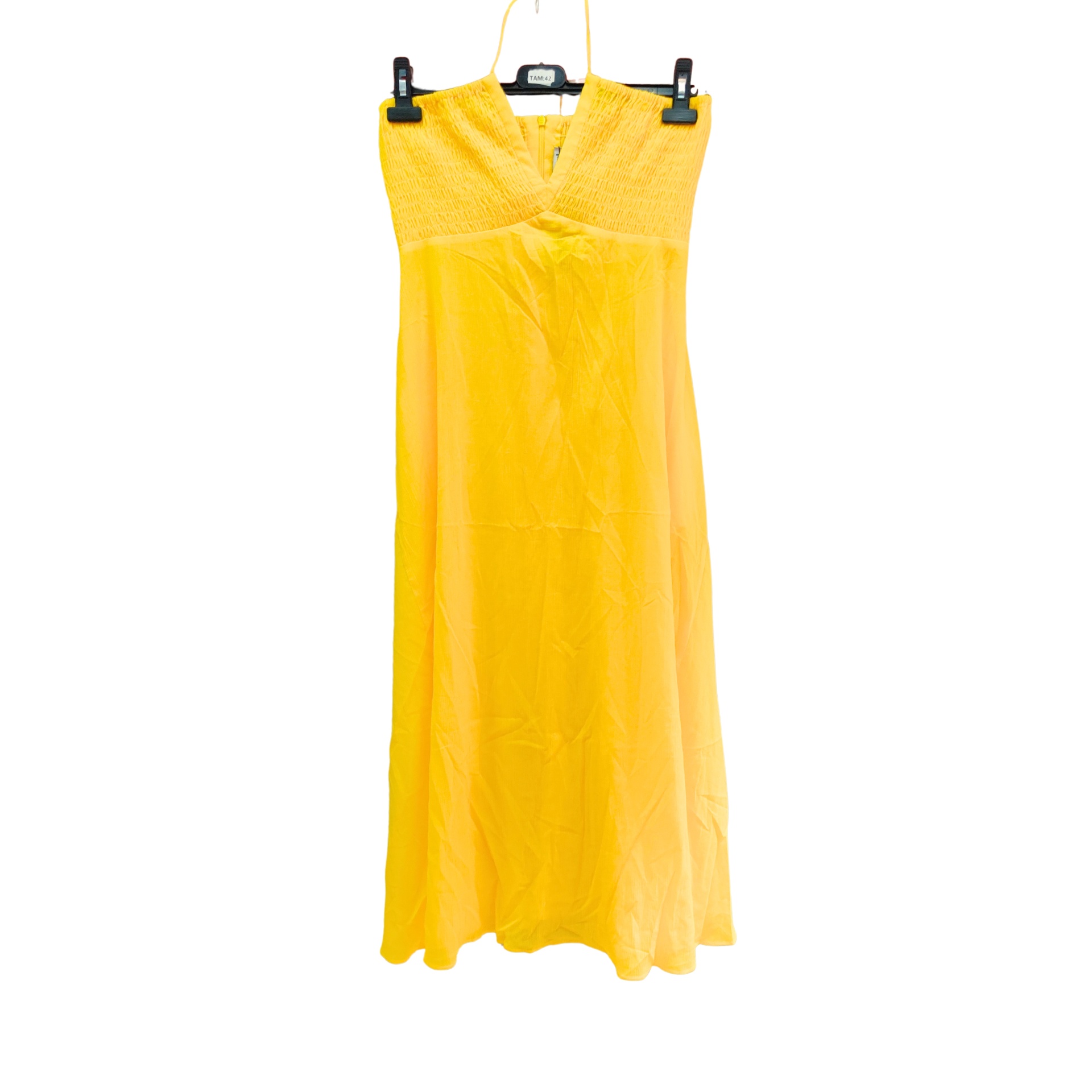 Vestido amarelo com parte superior de malha texturizada pendurado