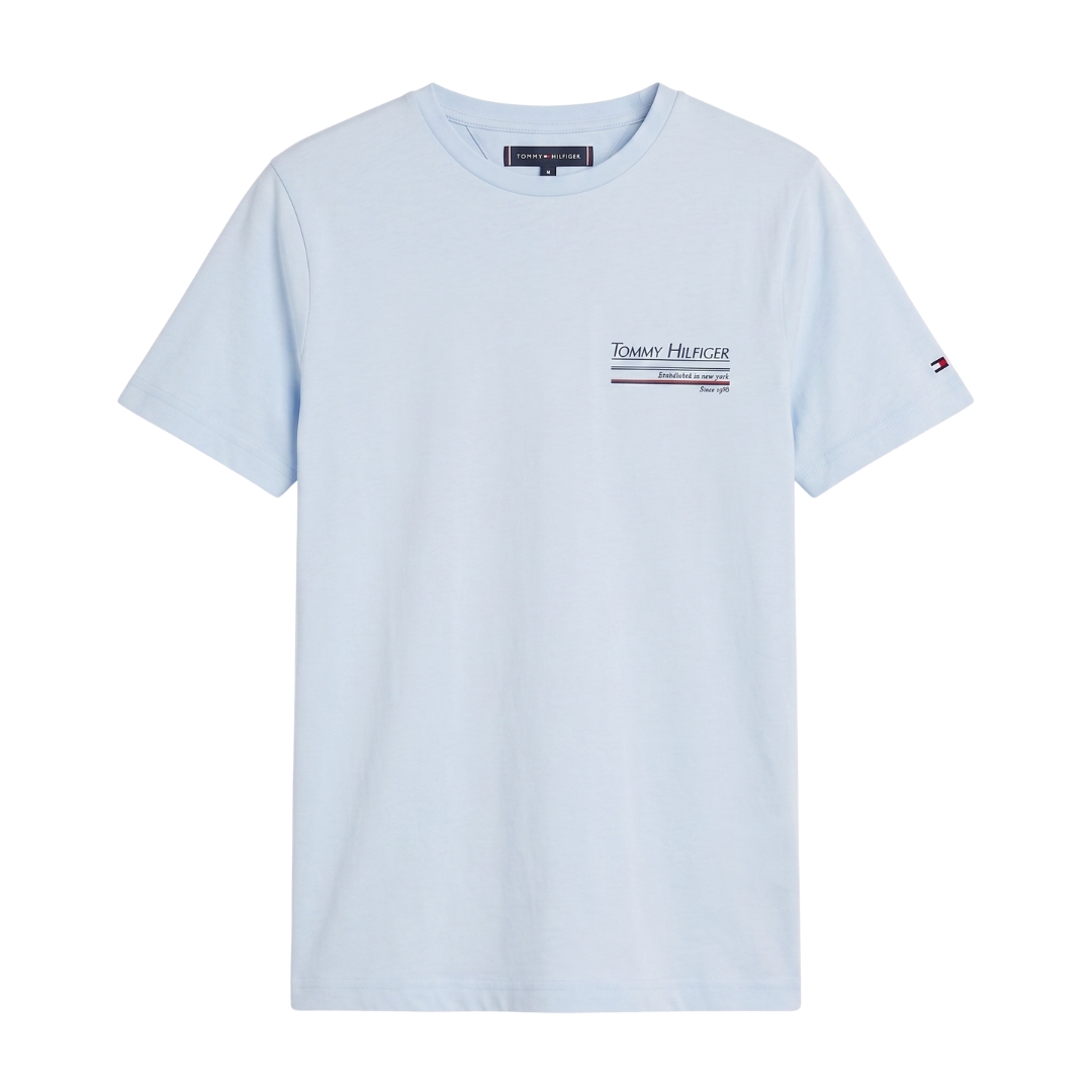 T-shirt azul clara Tommy Hilfiger com logótipo na frente e bandeira na manga