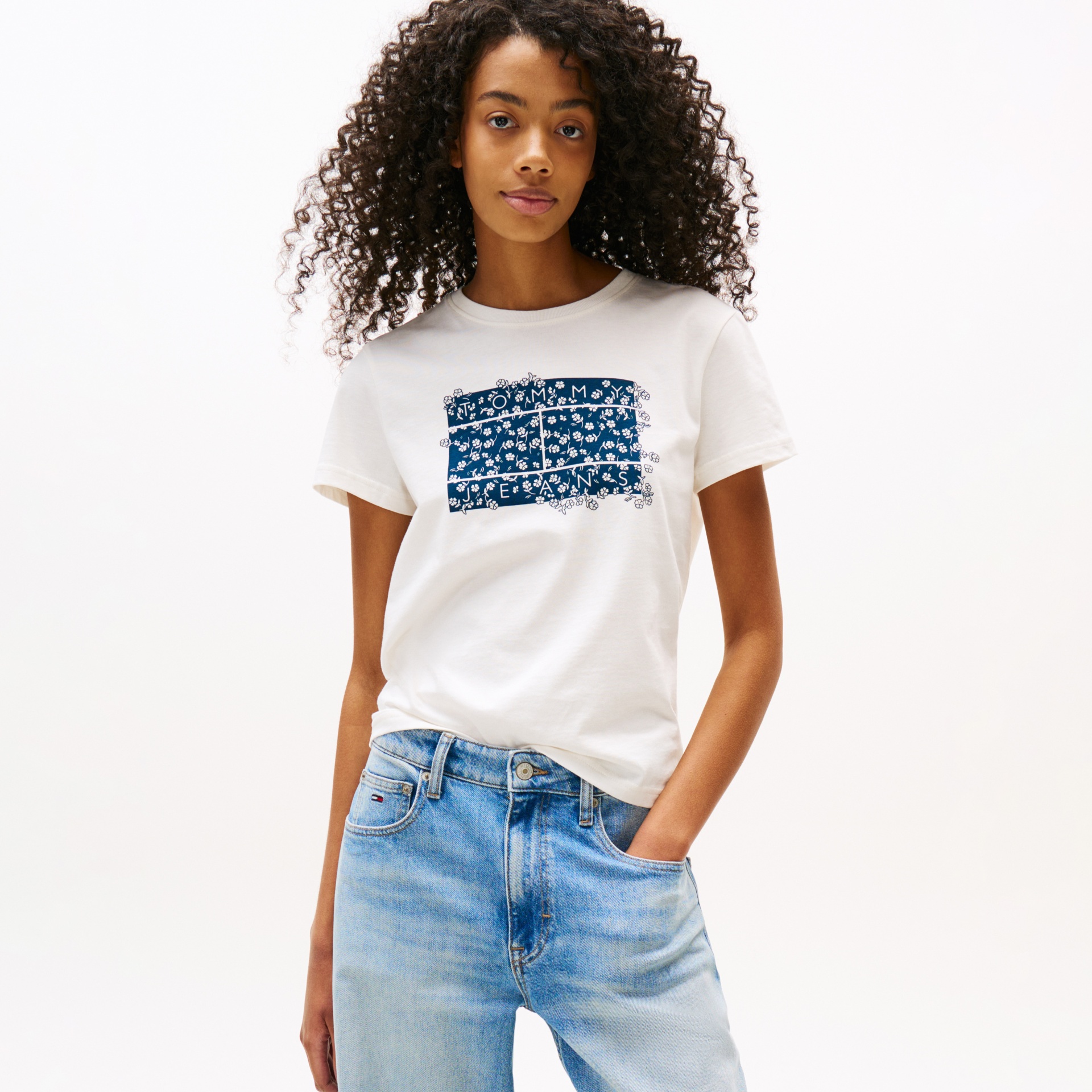 T-shirt branca com estampa azul e jeans azul claro