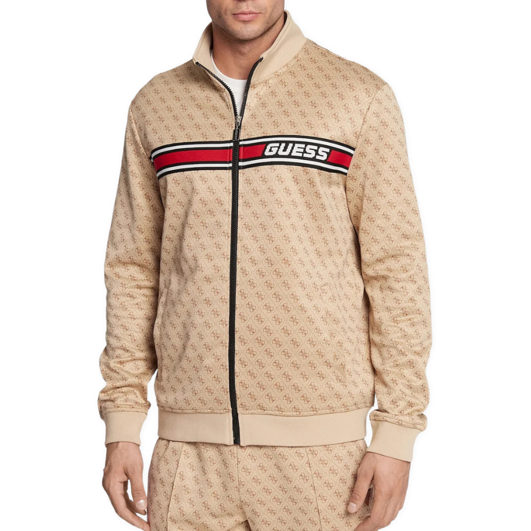 Casaco desportivo bege Guess com padrão monogram e faixa vermelha, preta e branca com texto GUESS