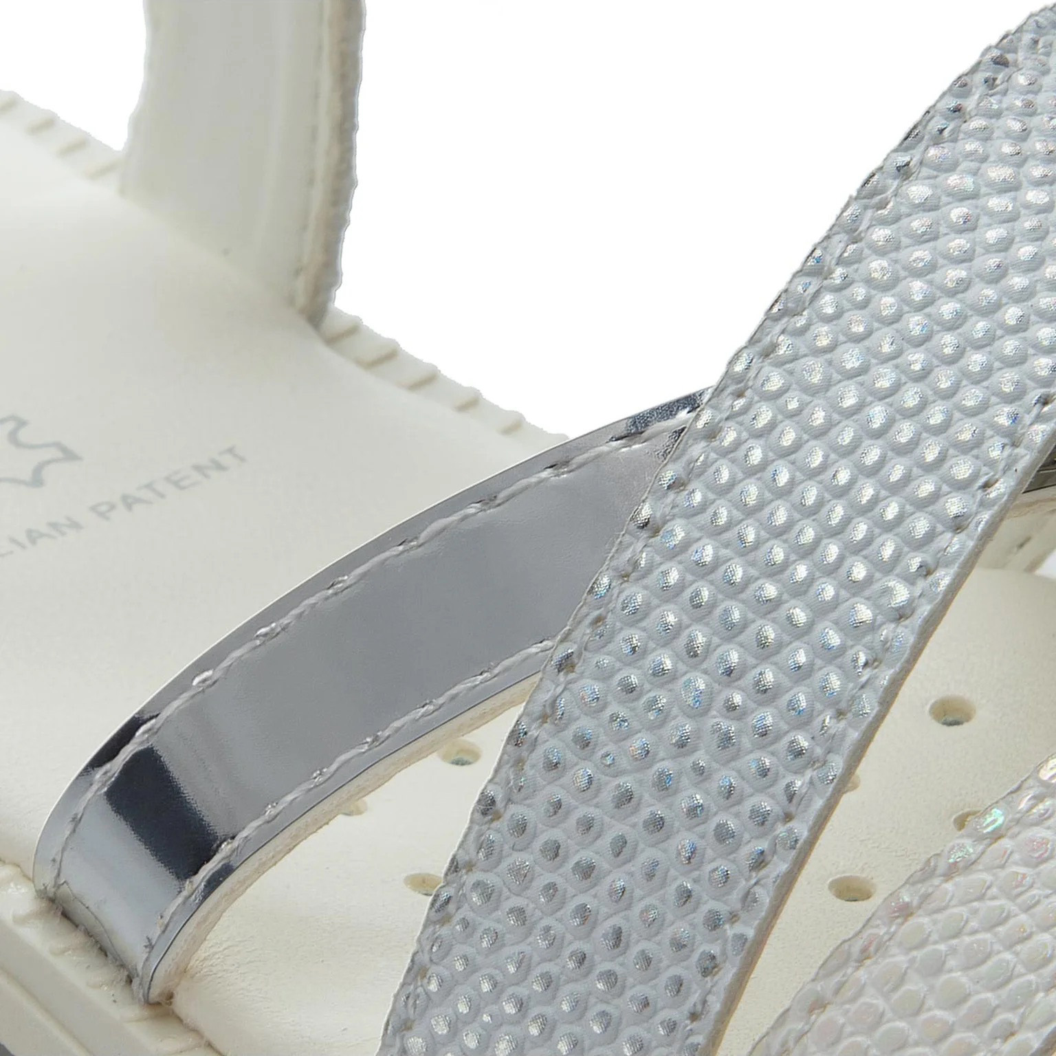 Sandália prateada com tiras brilhante e texturizada em sola branca