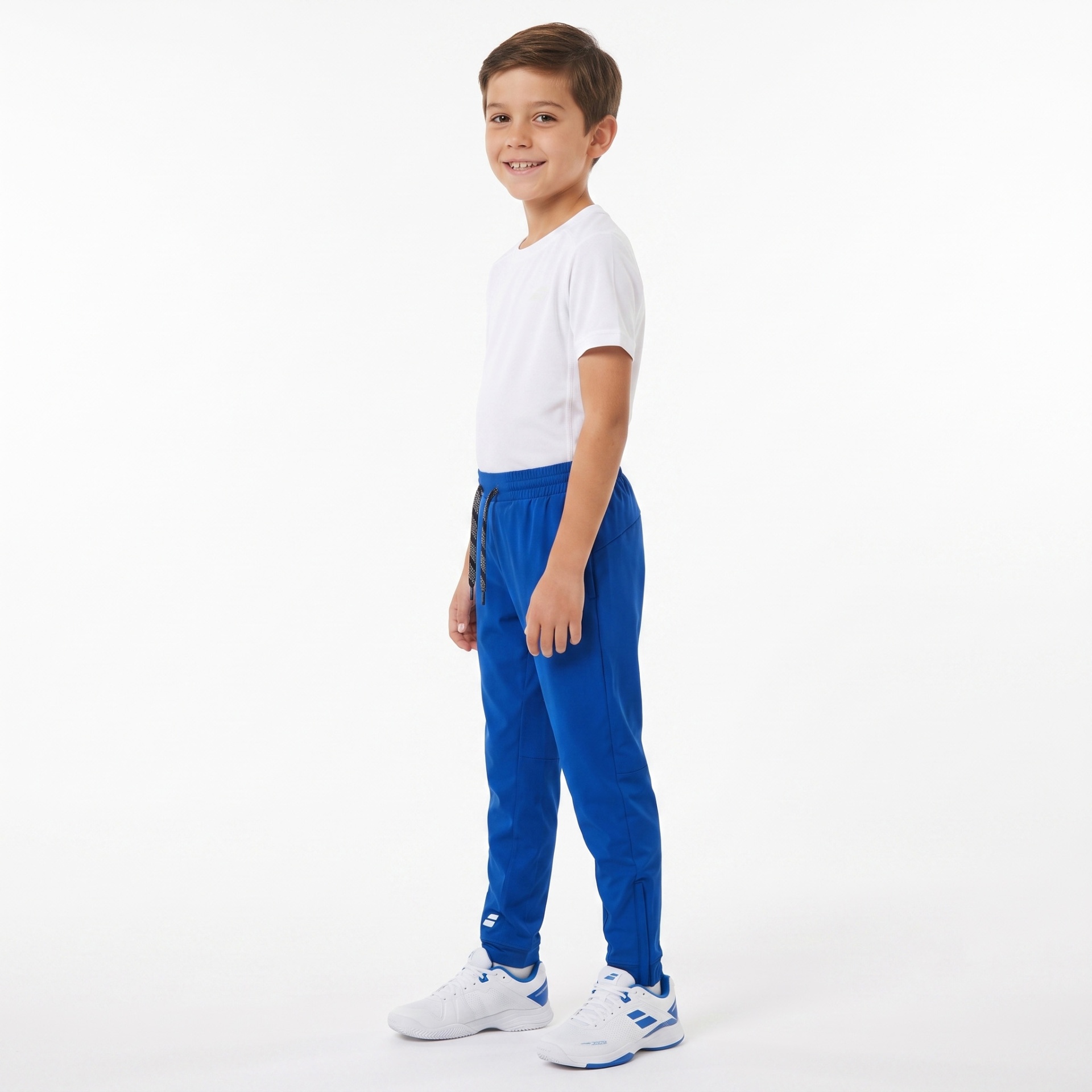 Menino com roupa desportiva azul e branca