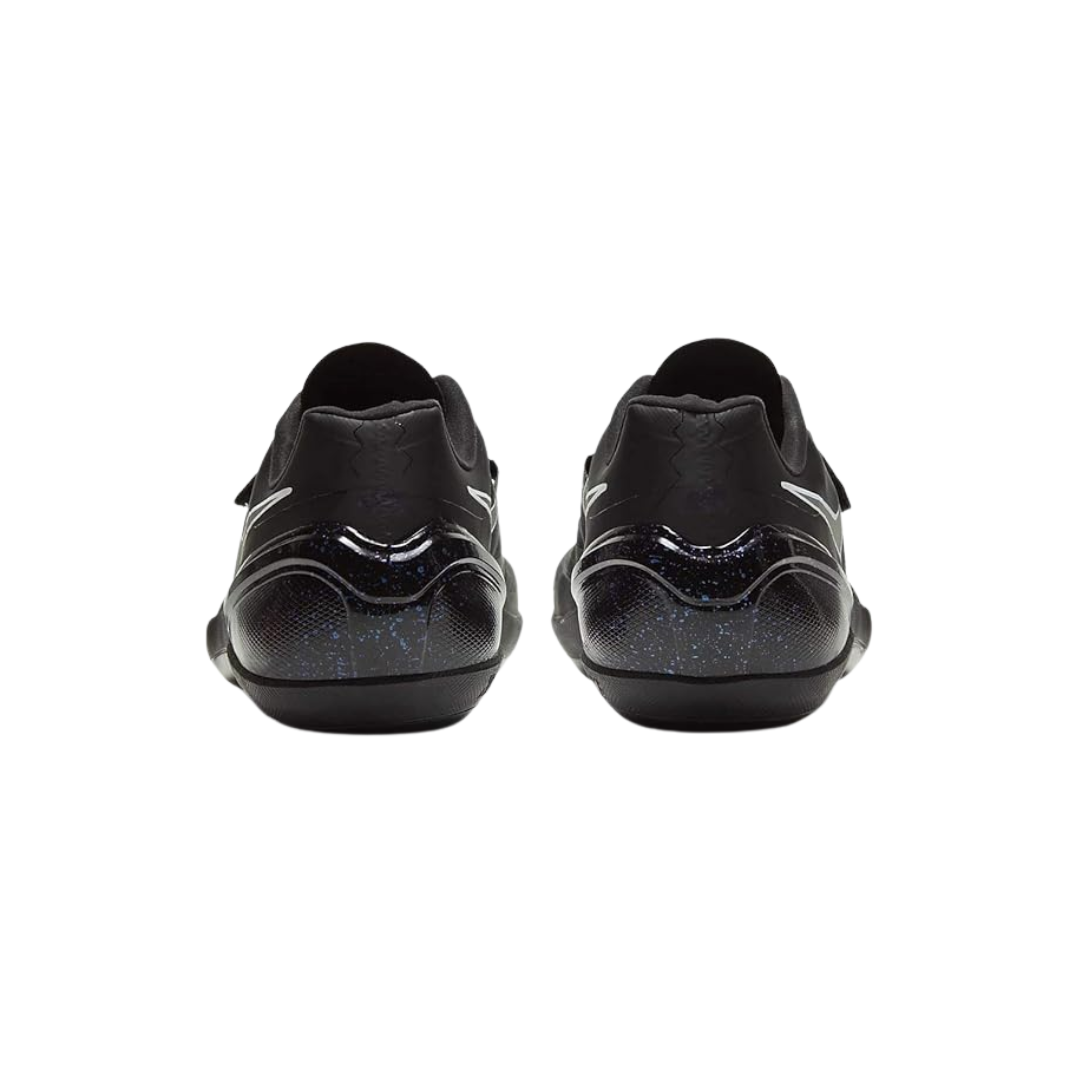 Sapatilhas desportivas pretas vistas de trás com detalhes brilhantes no calcanhar