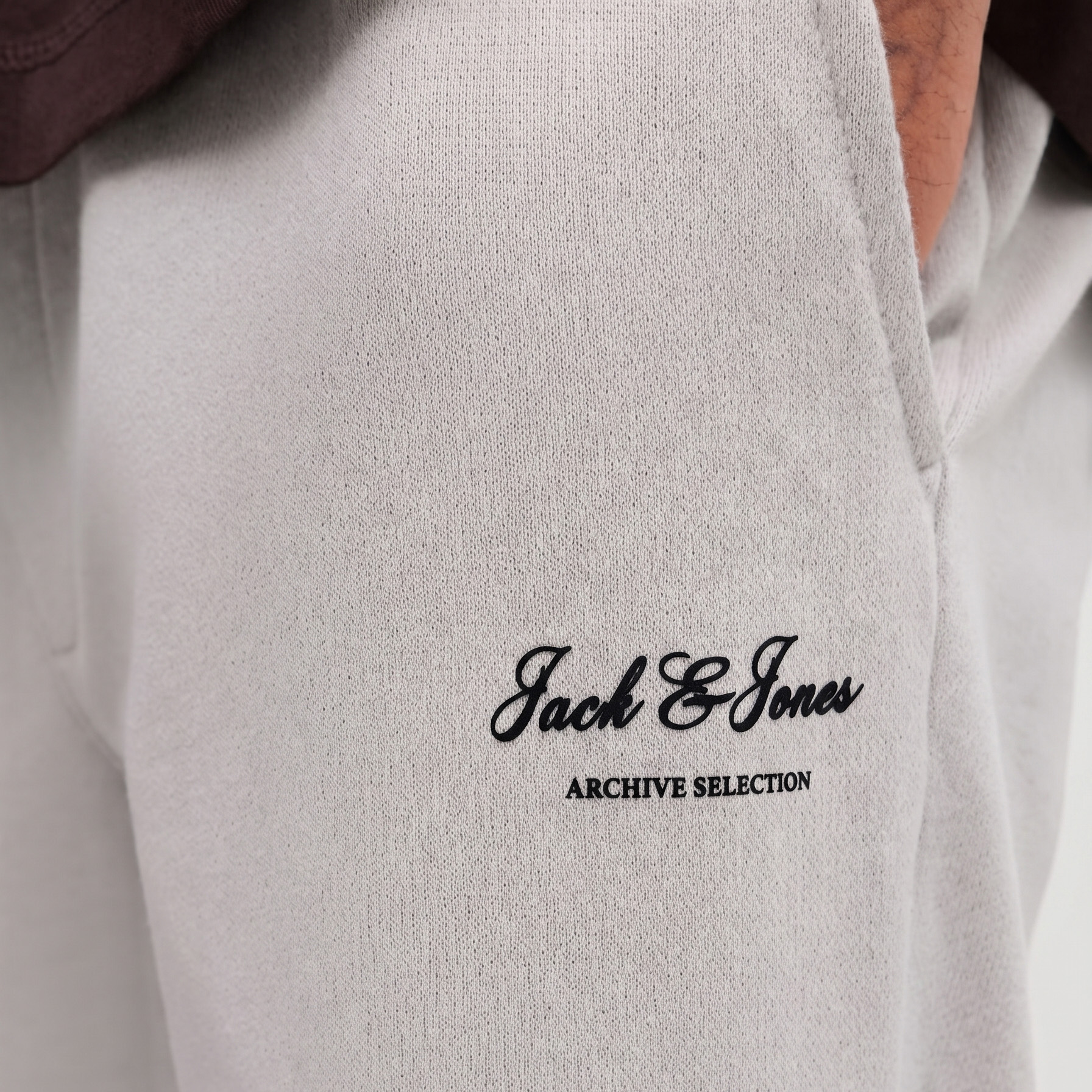T-shirt bege de malha com texto preto Jack & Jones na frente.