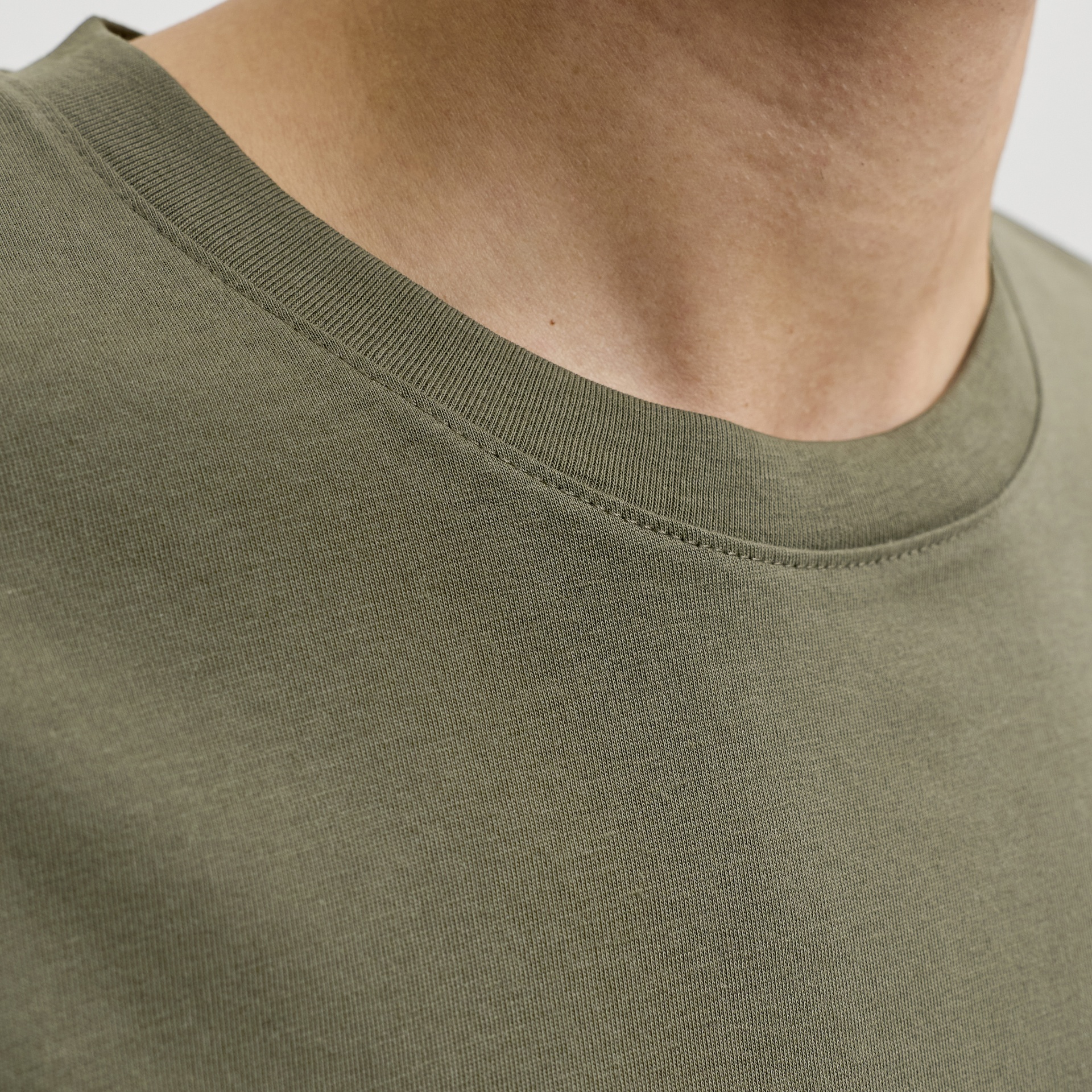 T-shirt verde oliva gola redonda canelada em tecido de malha