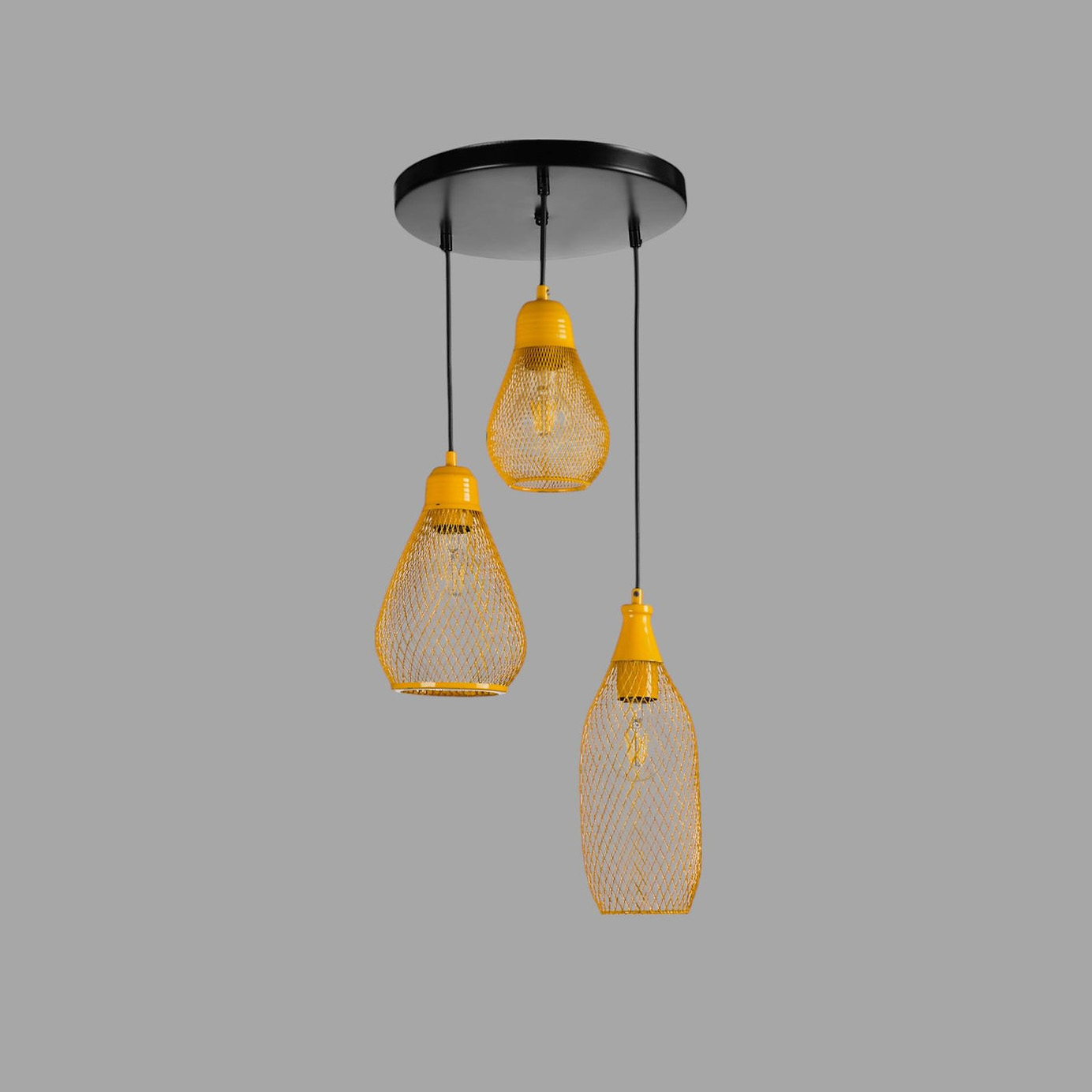 Candeeiro de teto com três luzes pendentes amarelas em padrão de malha