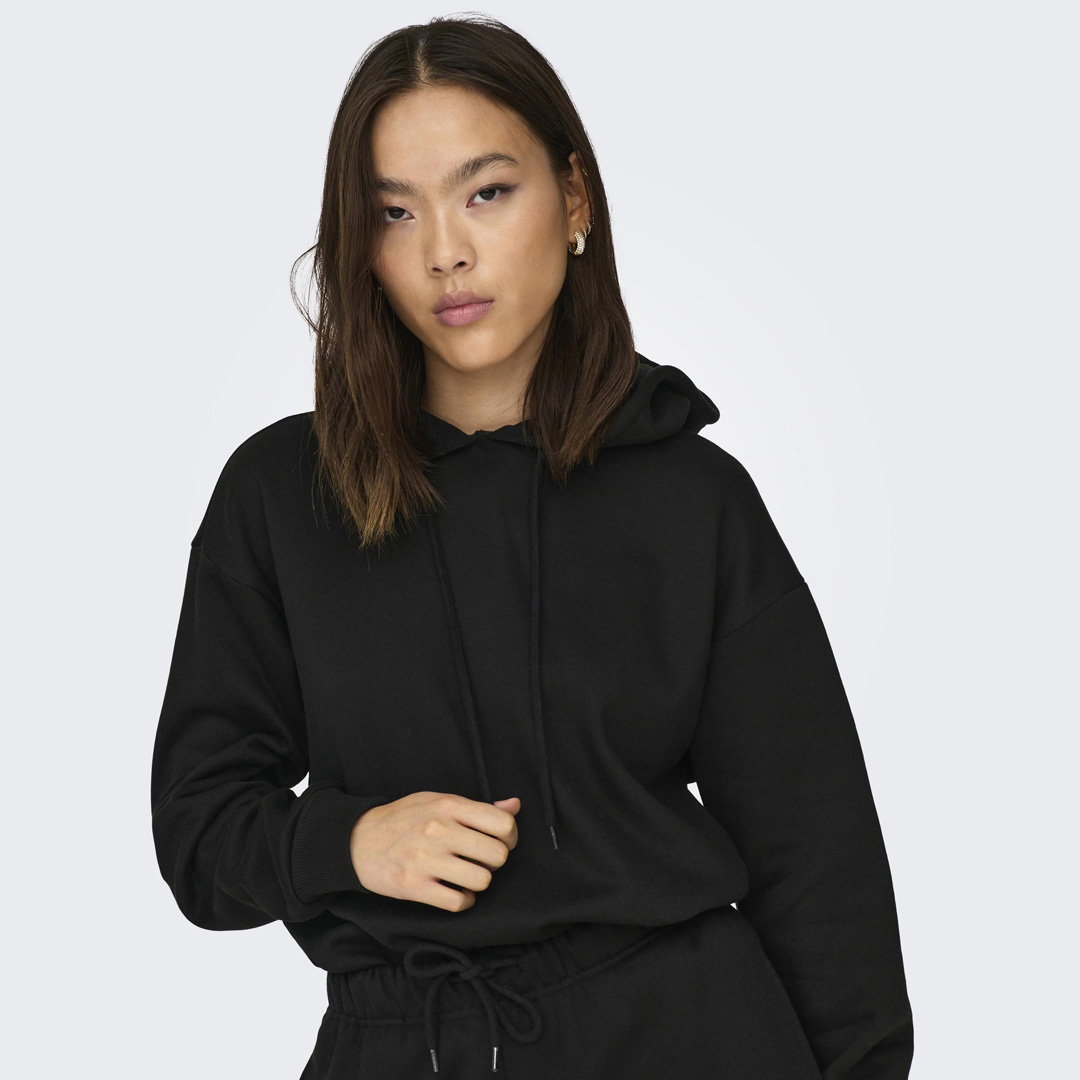Mulher com sweatshirt preta com capuz e cordão de ajuste