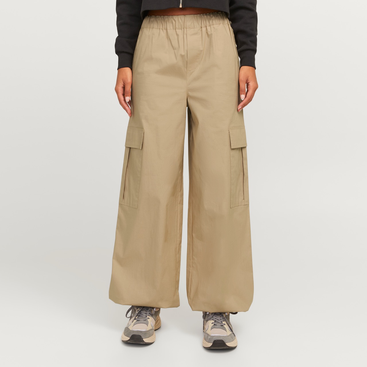 Calças largas cáqui com bolsos tipo cargo e cintura elástica
